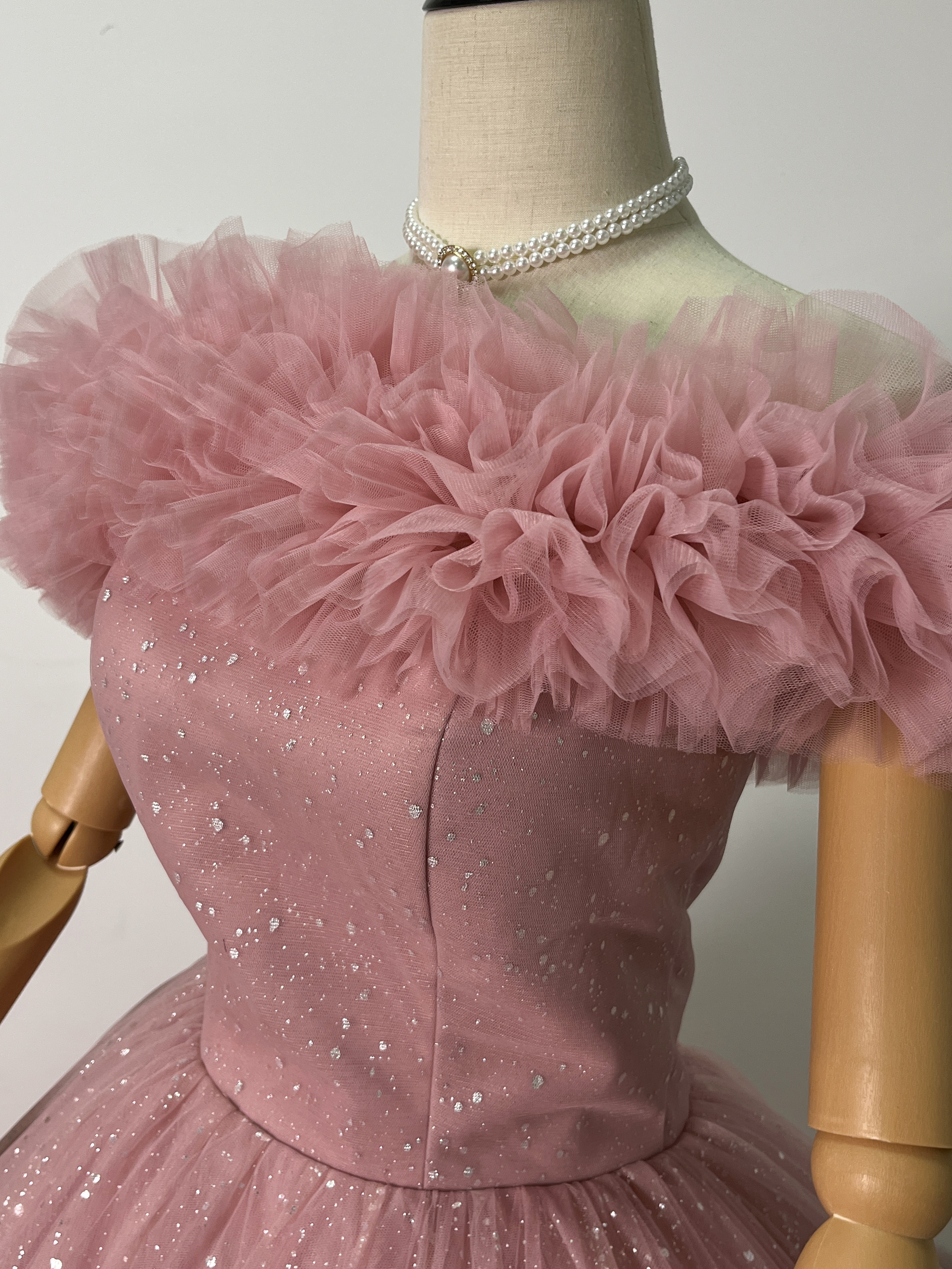 憧れのドレス ピンク カラードレス オフショルダー キラキラチュール ラッフルフリル 編み上げ 花嫁/前撮り