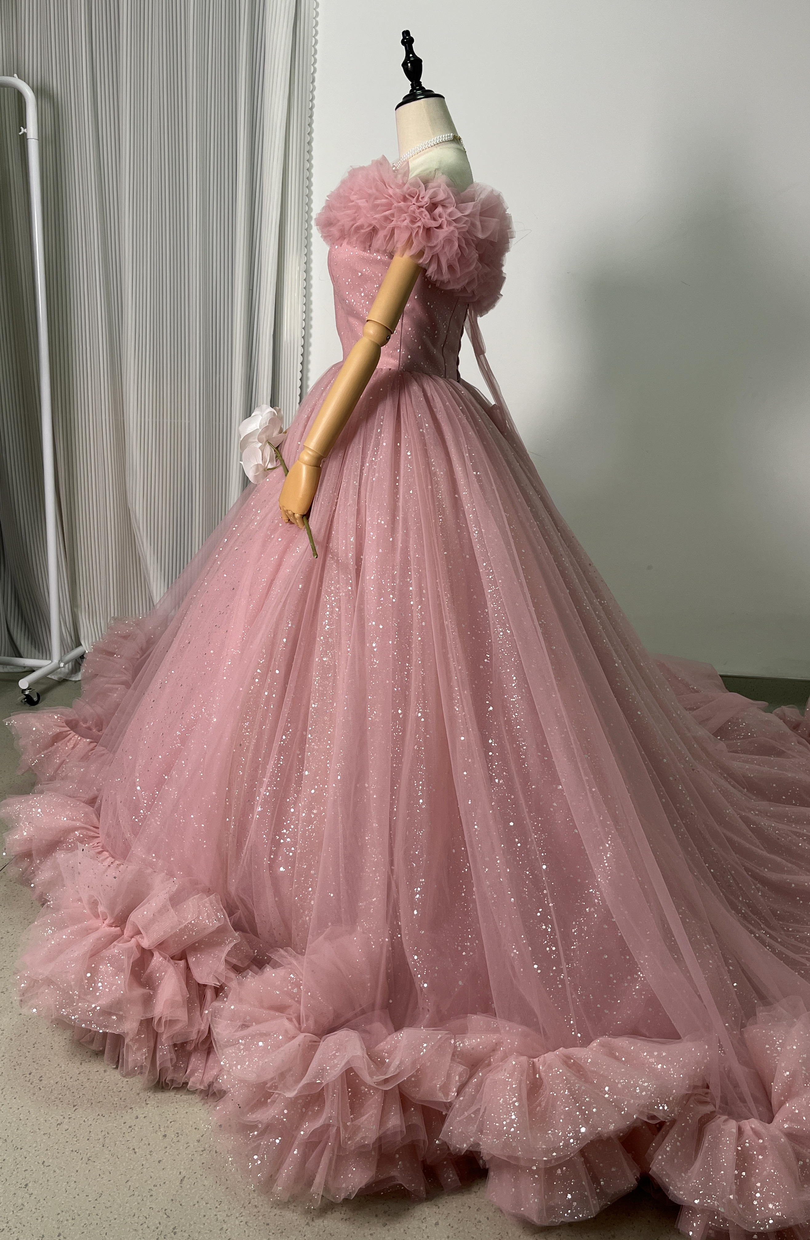 憧れのドレス ピンク カラードレス オフショルダー キラキラチュール ラッフルフリル 編み上げ 花嫁/前撮り