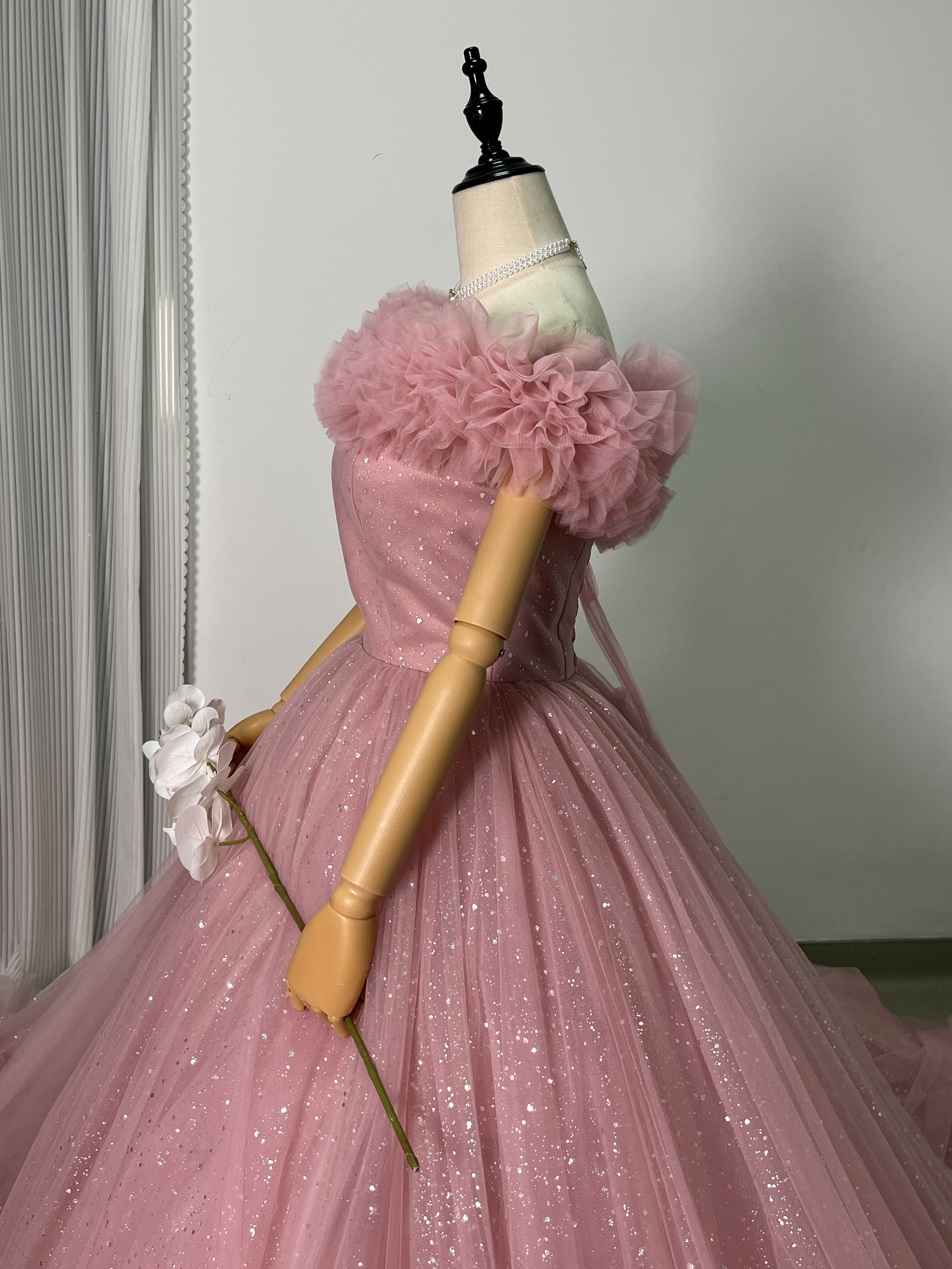 憧れのドレス ピンク カラードレス オフショルダー キラキラチュール ラッフルフリル 編み上げ 花嫁/前撮り