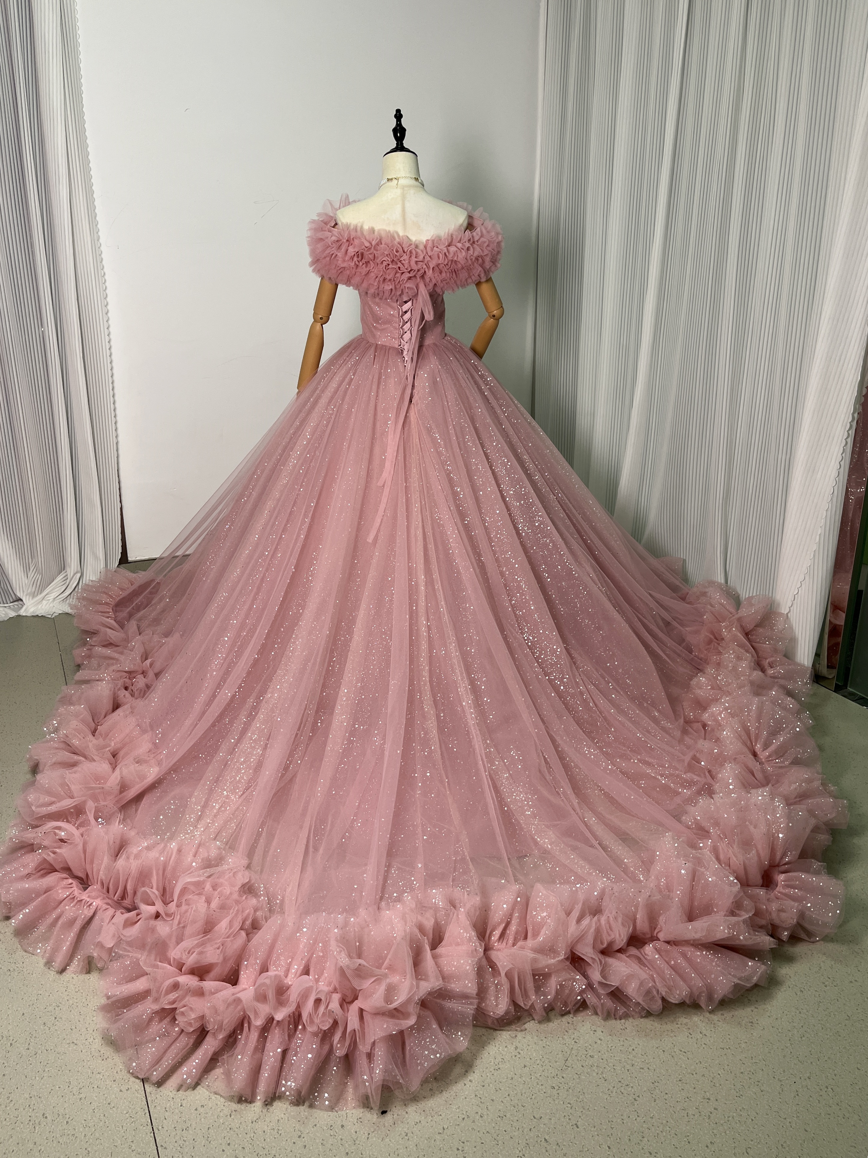 憧れのドレス ピンク カラードレス オフショルダー キラキラチュール ラッフルフリル 編み上げ 花嫁/前撮り