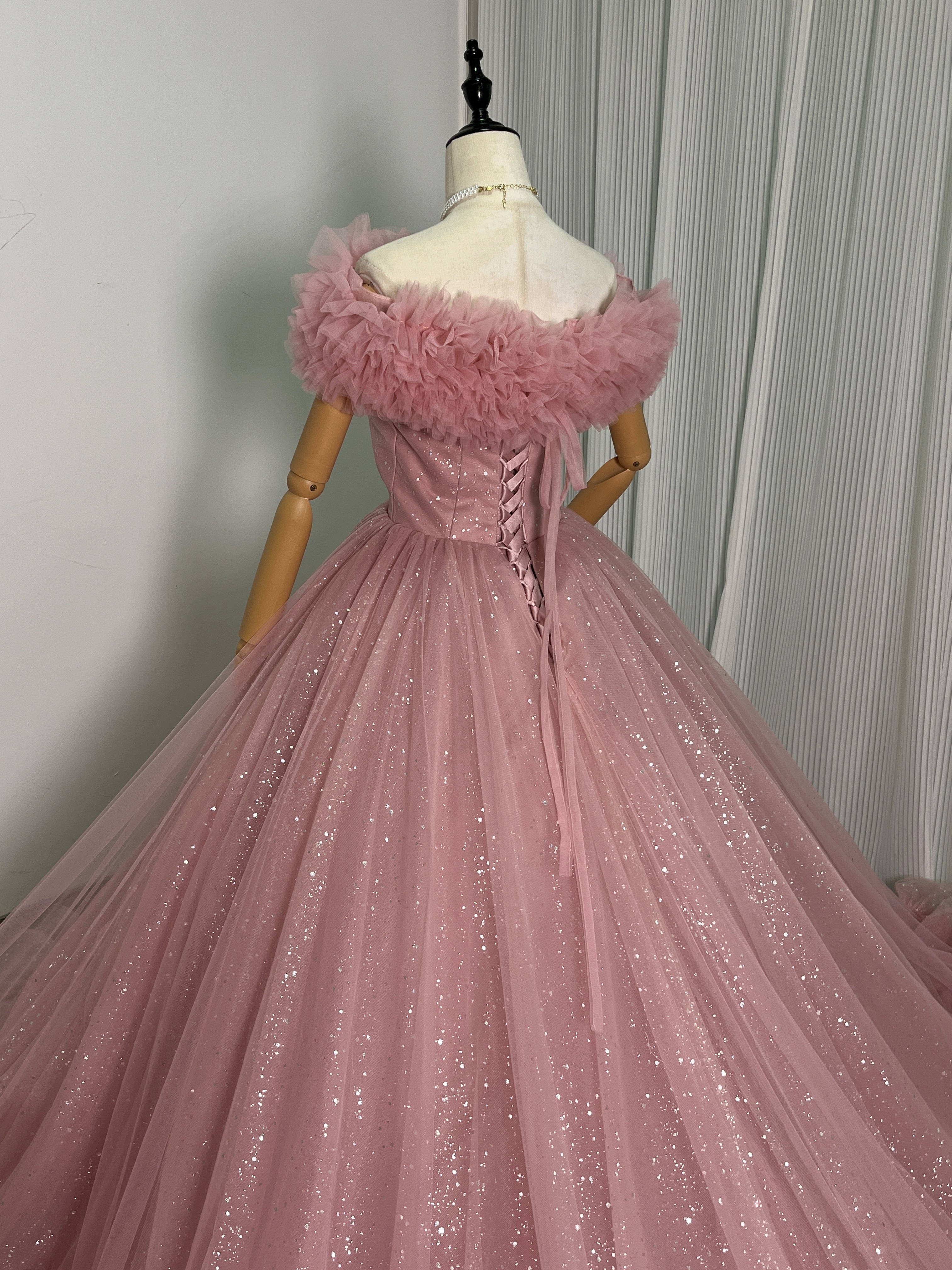 憧れのドレス ピンク カラードレス オフショルダー キラキラチュール ラッフルフリル 編み上げ 花嫁/前撮り