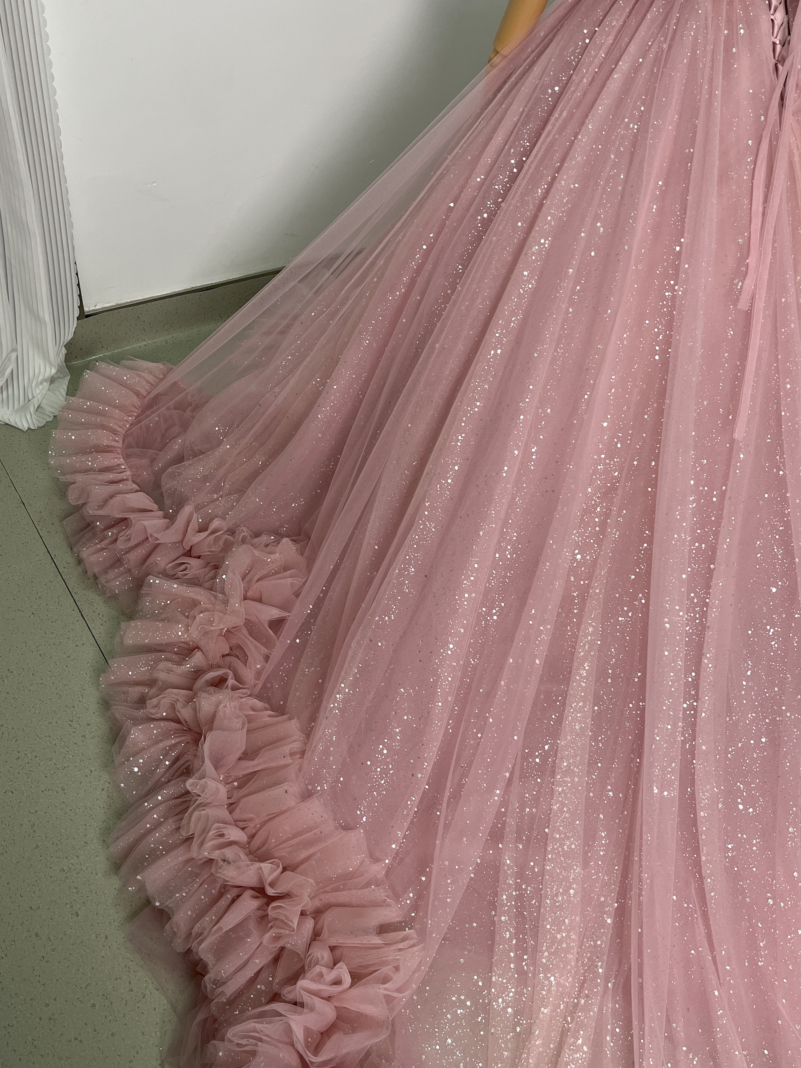 憧れのドレス ピンク カラードレス オフショルダー キラキラチュール ラッフルフリル 編み上げ 花嫁/前撮り