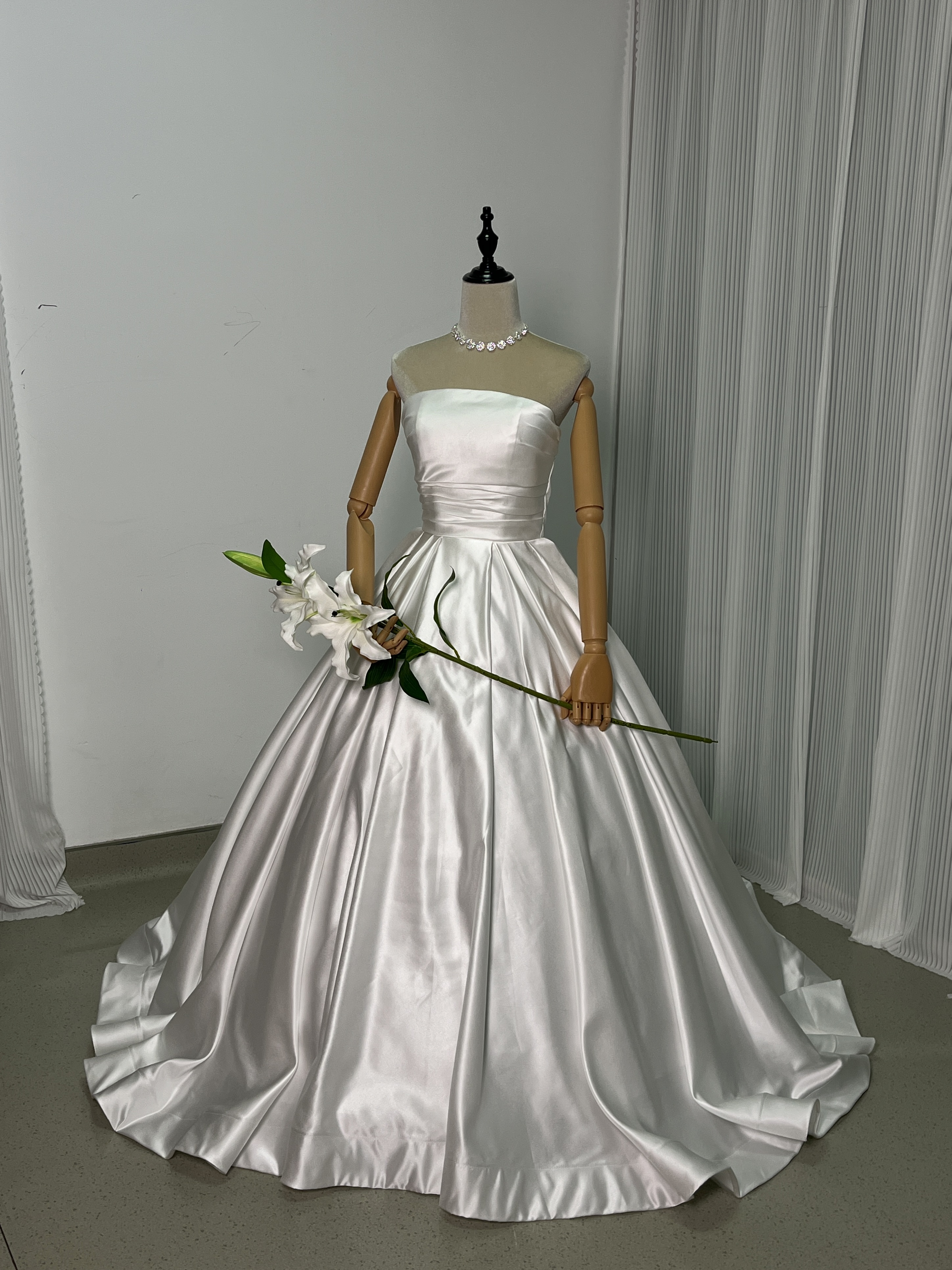 テラコッタ色 カラードレス 光沢感 ビスチェ パフスリーブ 結婚式 前撮り Aライン ロングトレーン