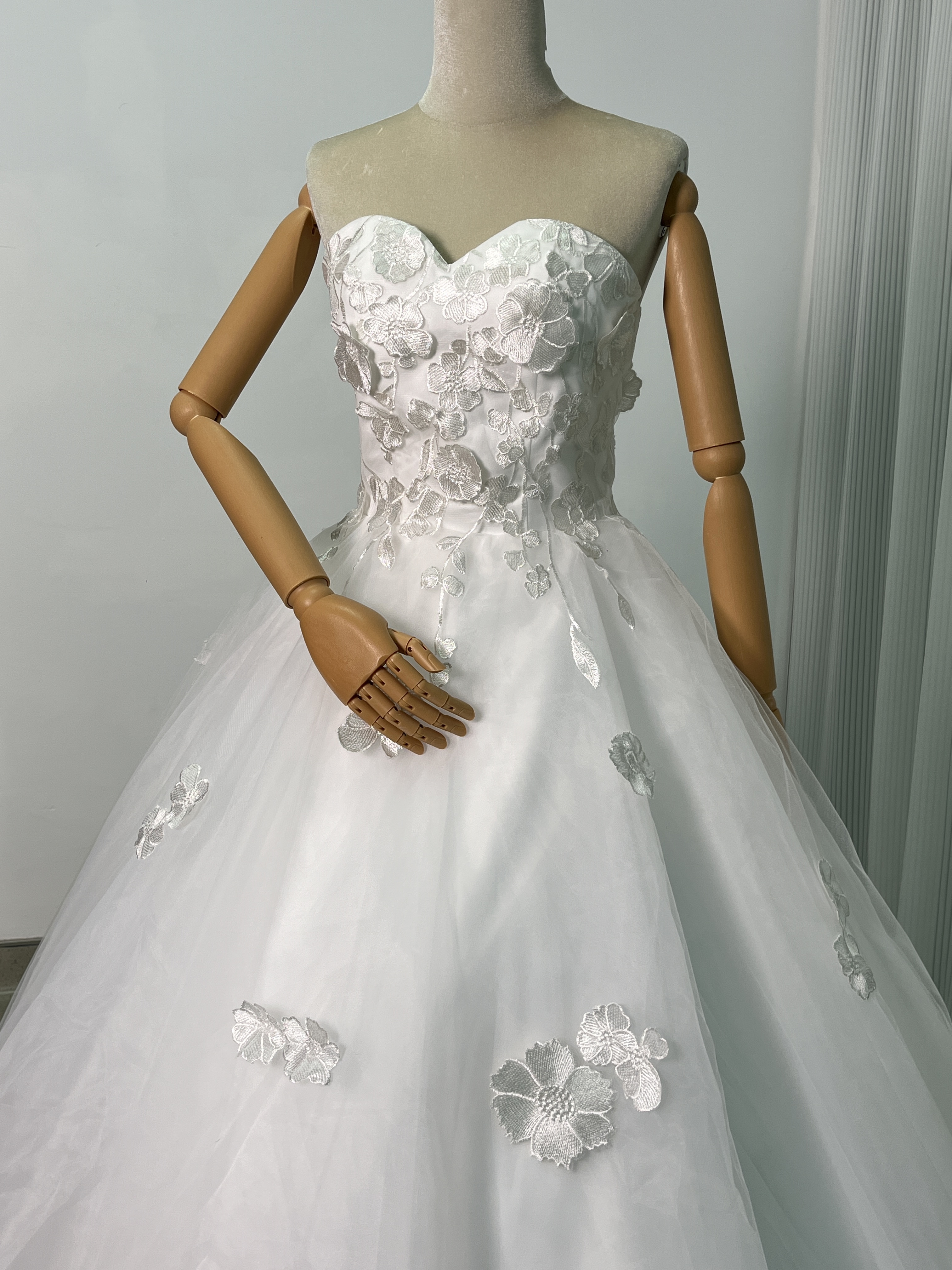 上品！ウエディングドレス ベアトップ 3D立体レース刺繍 フレアスカート 結婚式/披露宴 編み上げ