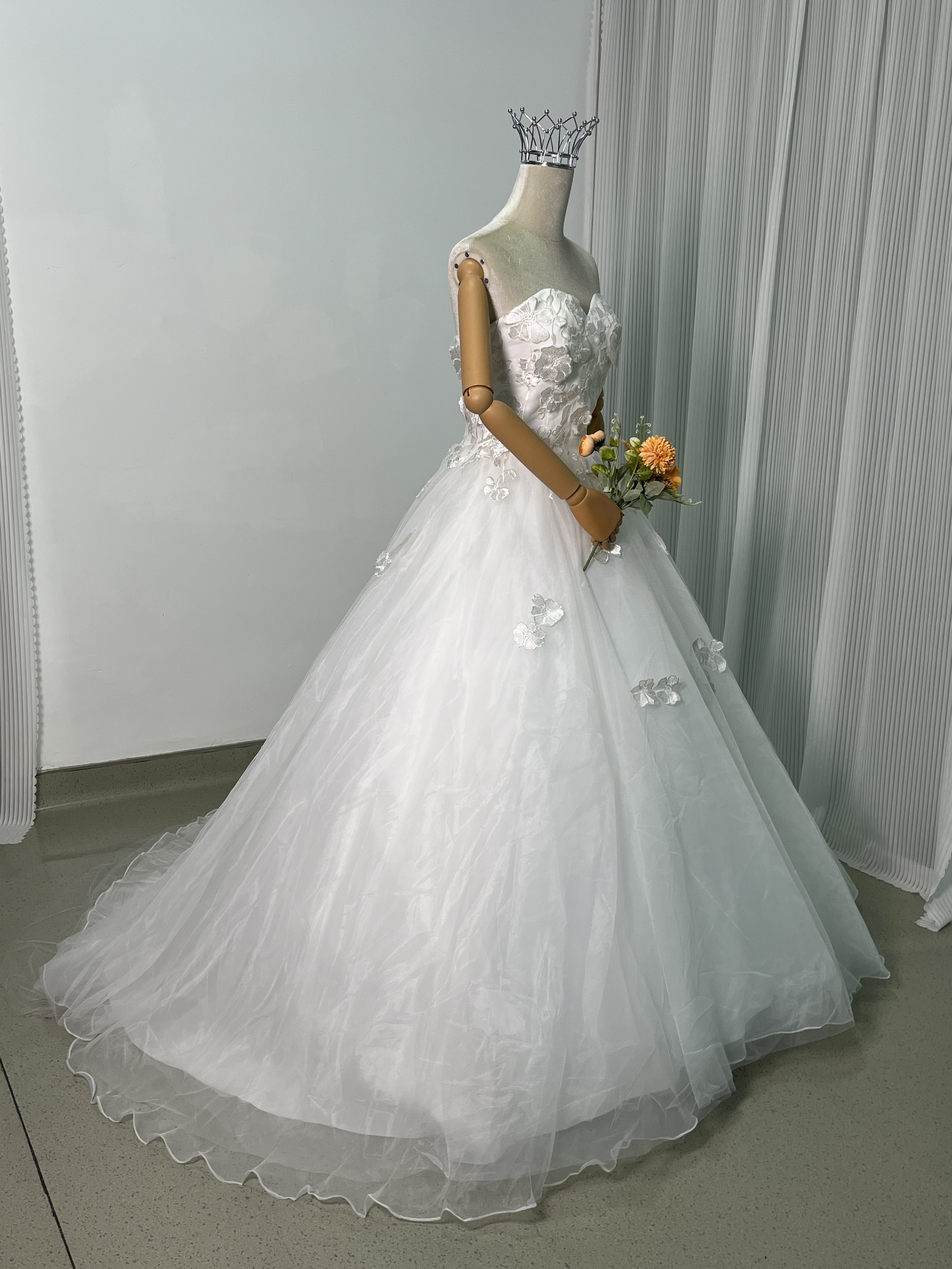 上品！ウエディングドレス ベアトップ 3D立体レース刺繍 フレアスカート 結婚式/披露宴 編み上げ