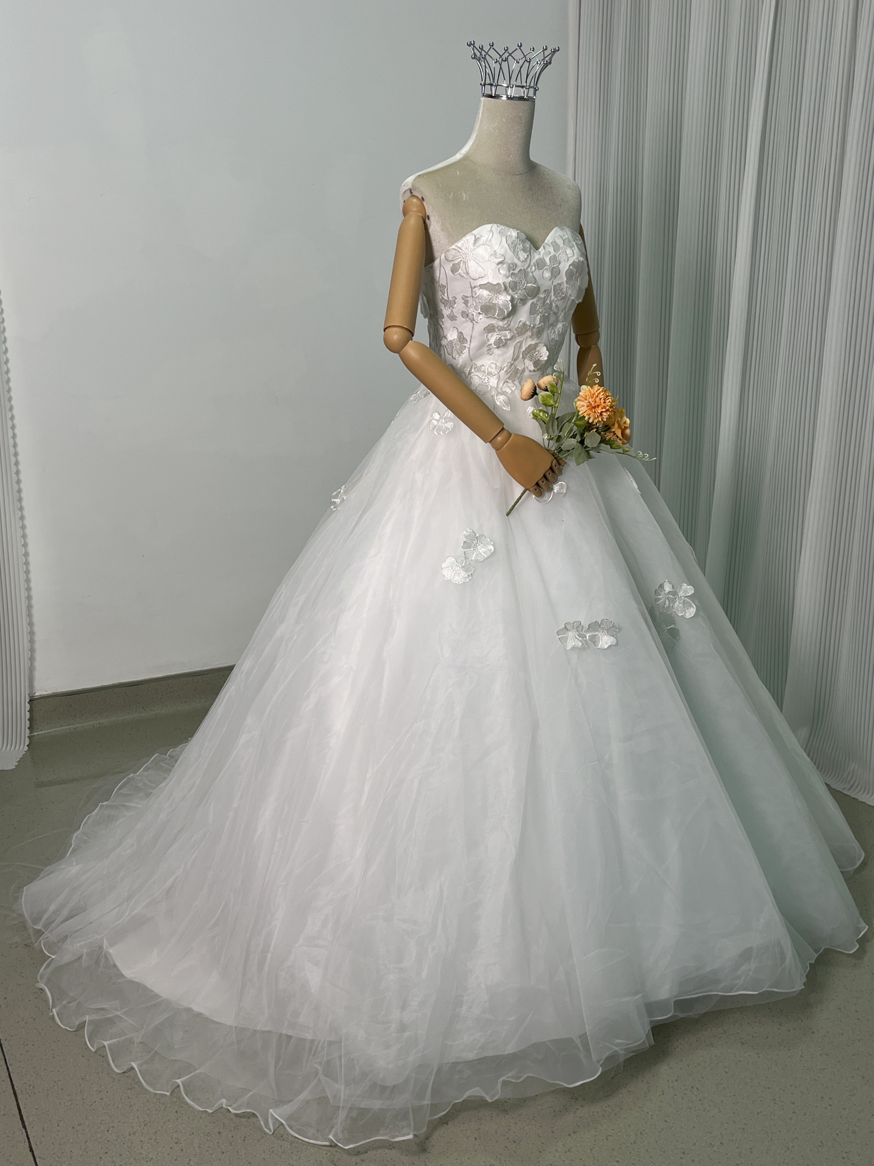 上品！ウエディングドレス ベアトップ 3D立体レース刺繍 フレアスカート 結婚式/披露宴 編み上げ