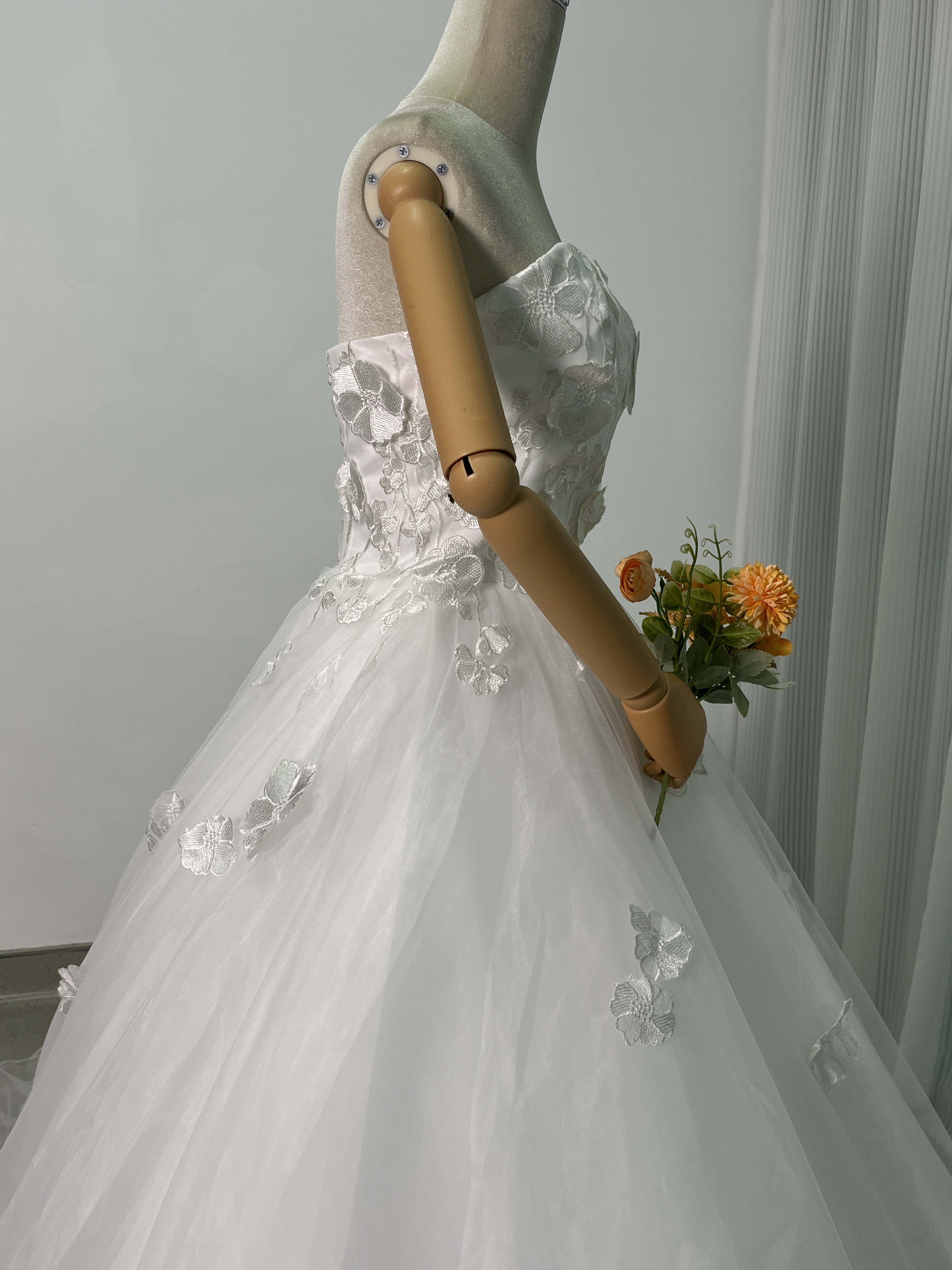 上品！ウエディングドレス ベアトップ 3D立体レース刺繍 フレアスカート 結婚式/披露宴 編み上げ