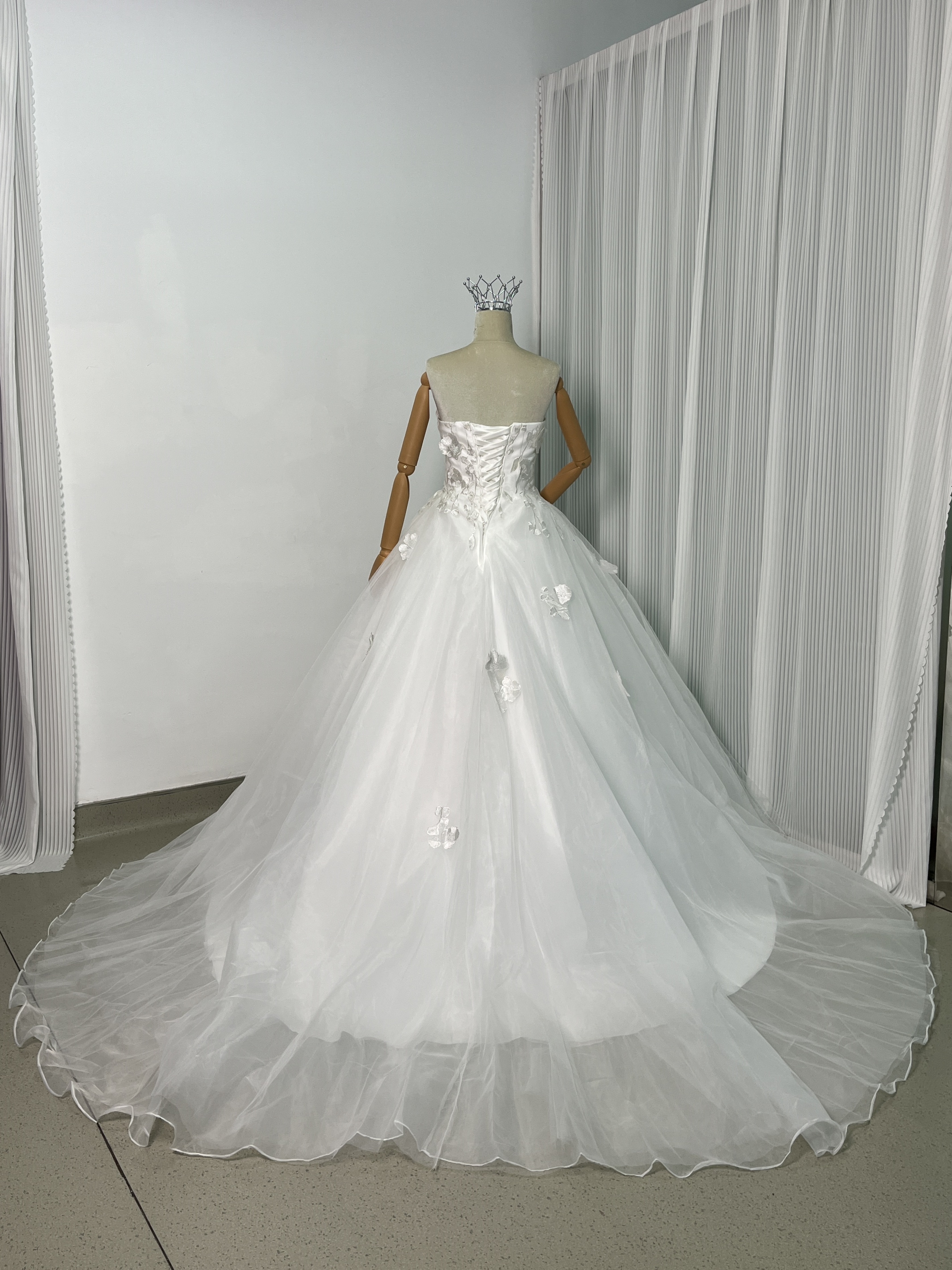 上品！ウエディングドレス ベアトップ 3D立体レース刺繍 フレアスカート 結婚式/披露宴 編み上げ