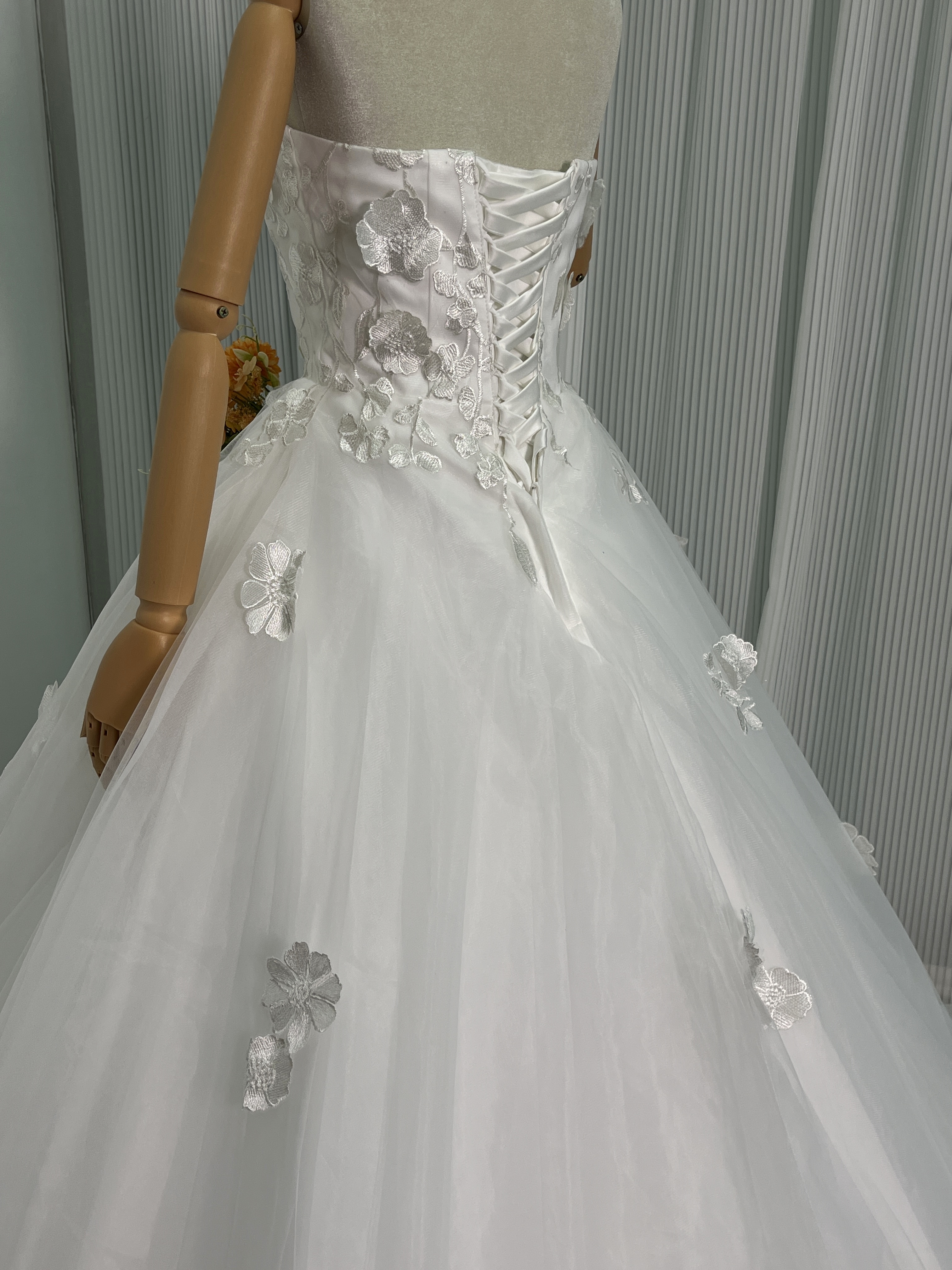 上品！ウエディングドレス ベアトップ 3D立体レース刺繍 フレアスカート 結婚式/披露宴 編み上げ