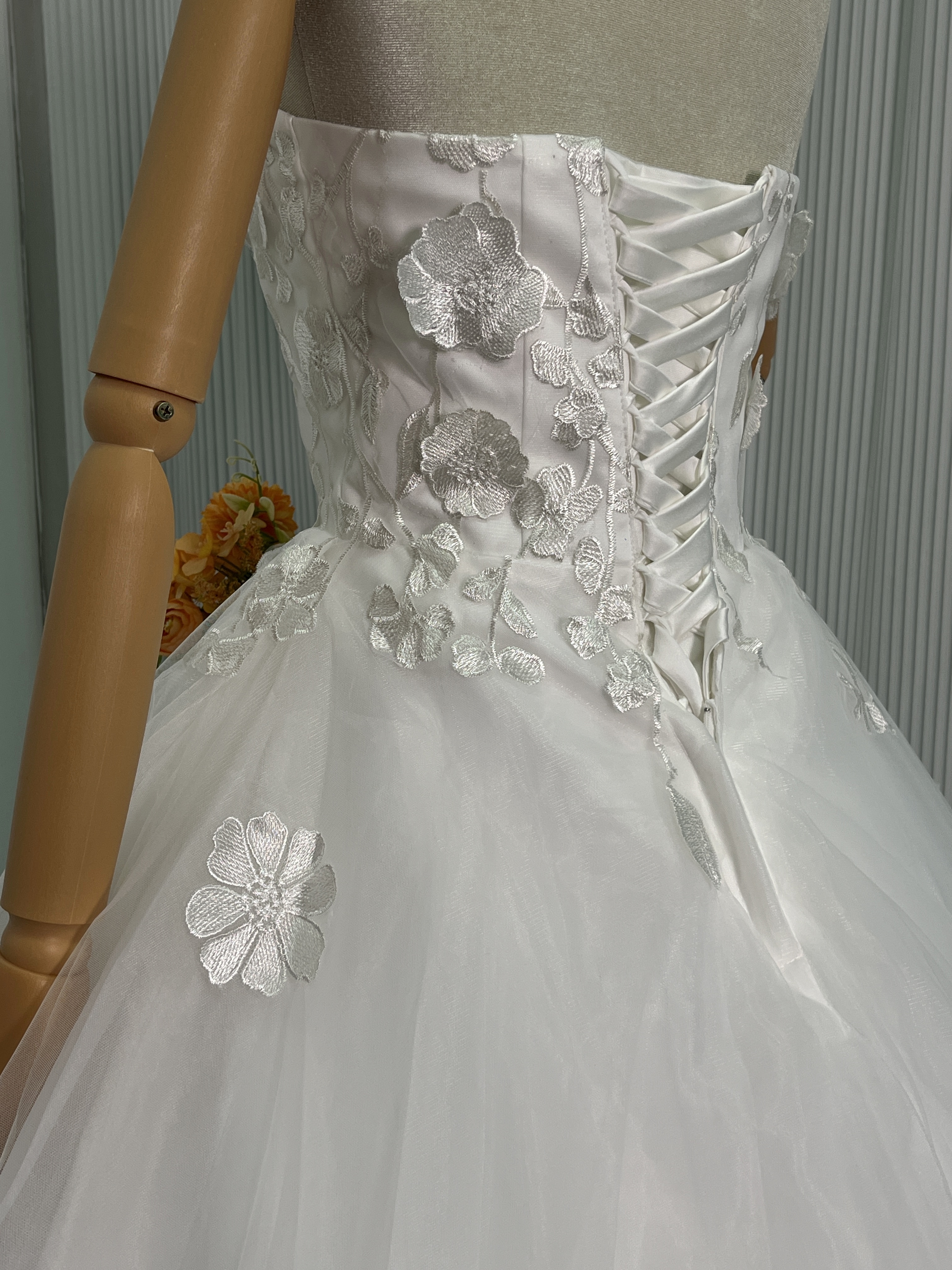 上品！ウエディングドレス ベアトップ 3D立体レース刺繍 フレアスカート 結婚式/披露宴 編み上げ