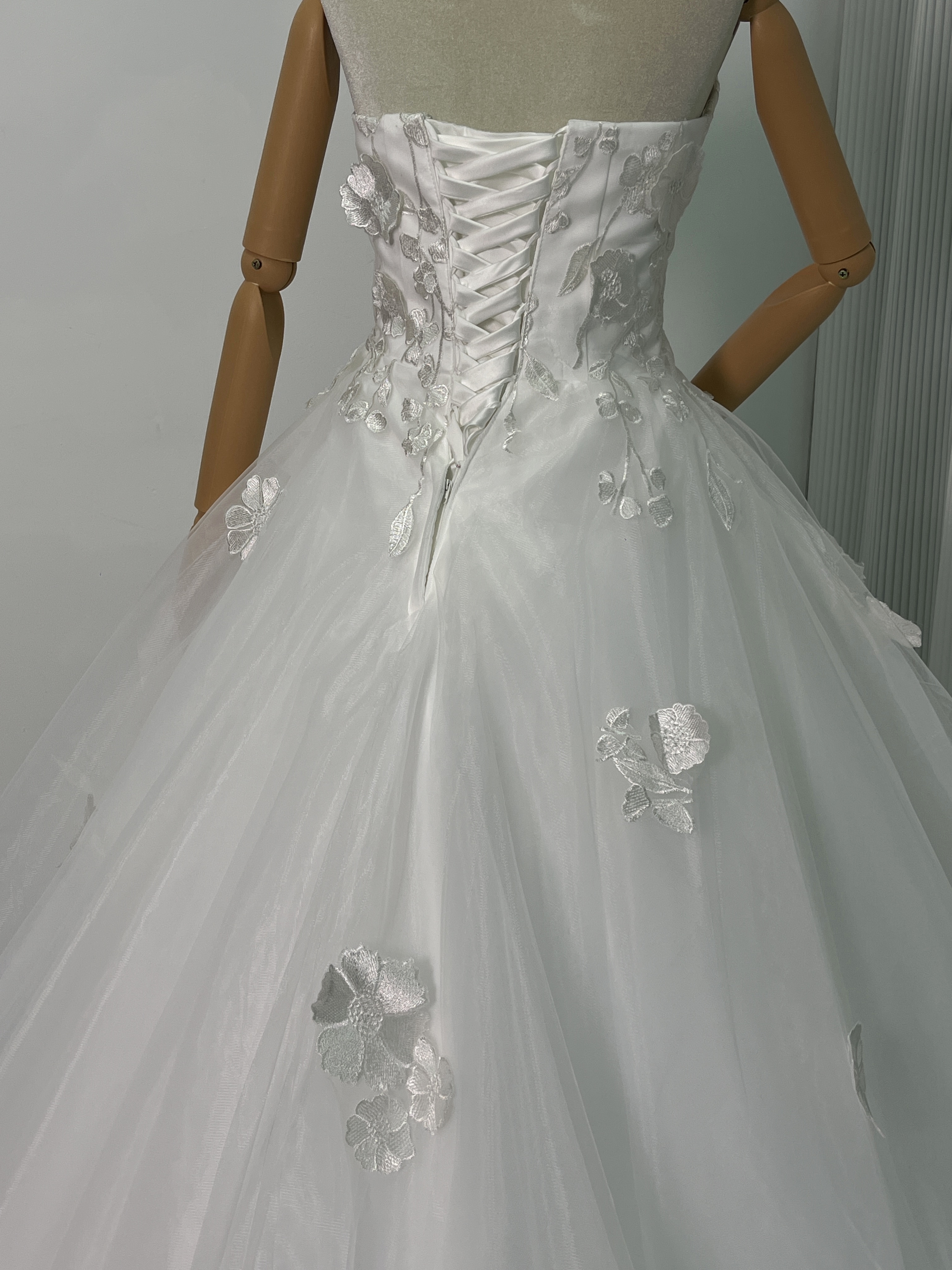 上品！ウエディングドレス ベアトップ 3D立体レース刺繍 フレアスカート 結婚式/披露宴 編み上げ