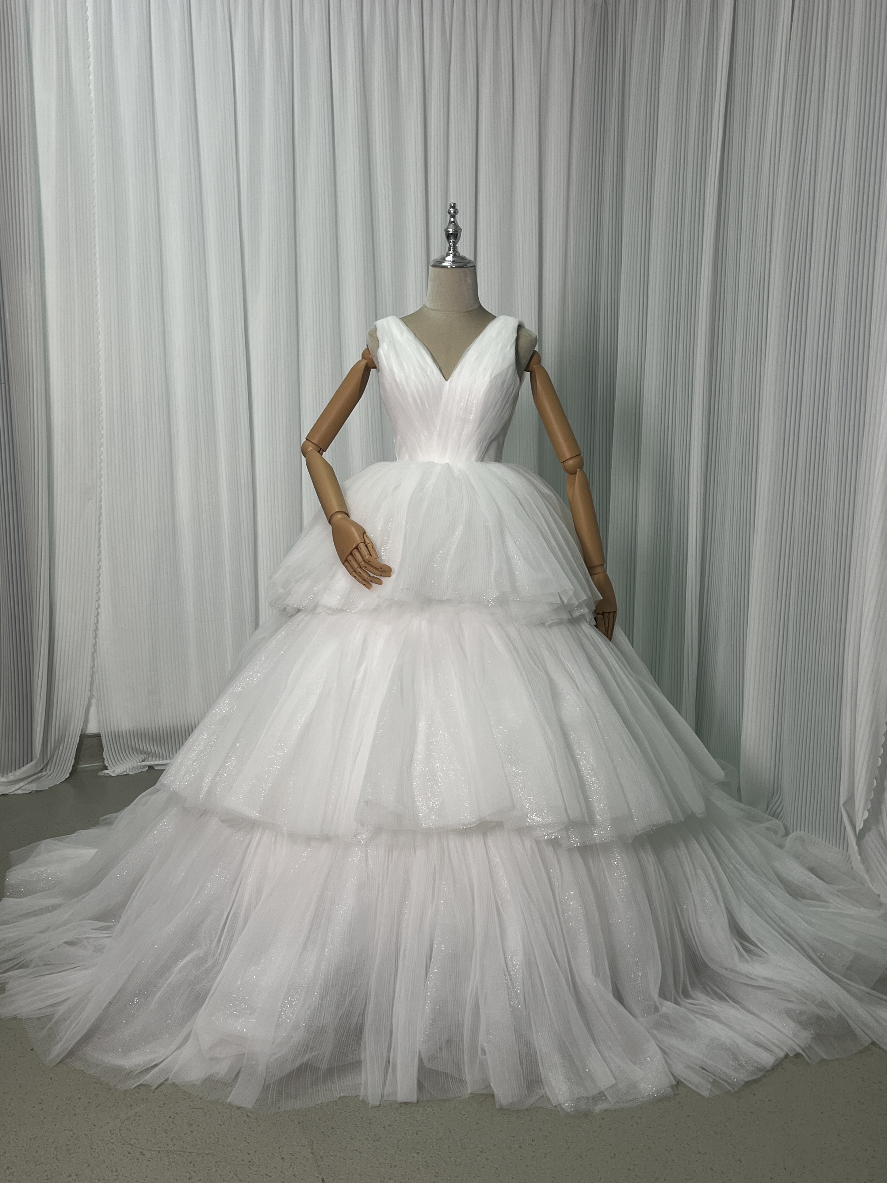 ウェディングドレス キラキラ 柔らかく重ねたチュールスカート Vネック ボリュームドレス 結婚式
