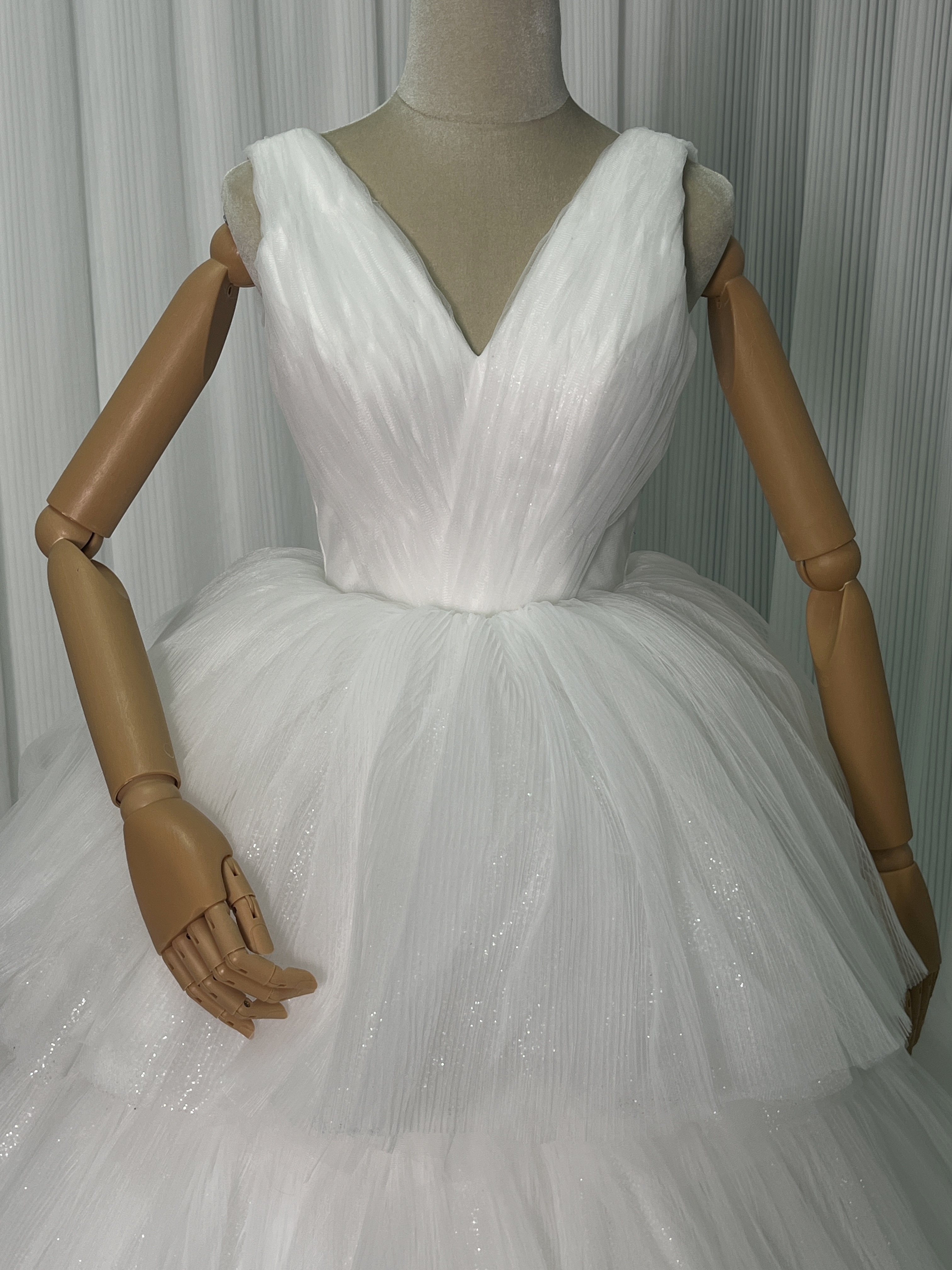 ウェディングドレス キラキラ 柔らかく重ねたチュールスカート Vネック ボリュームドレス 結婚式