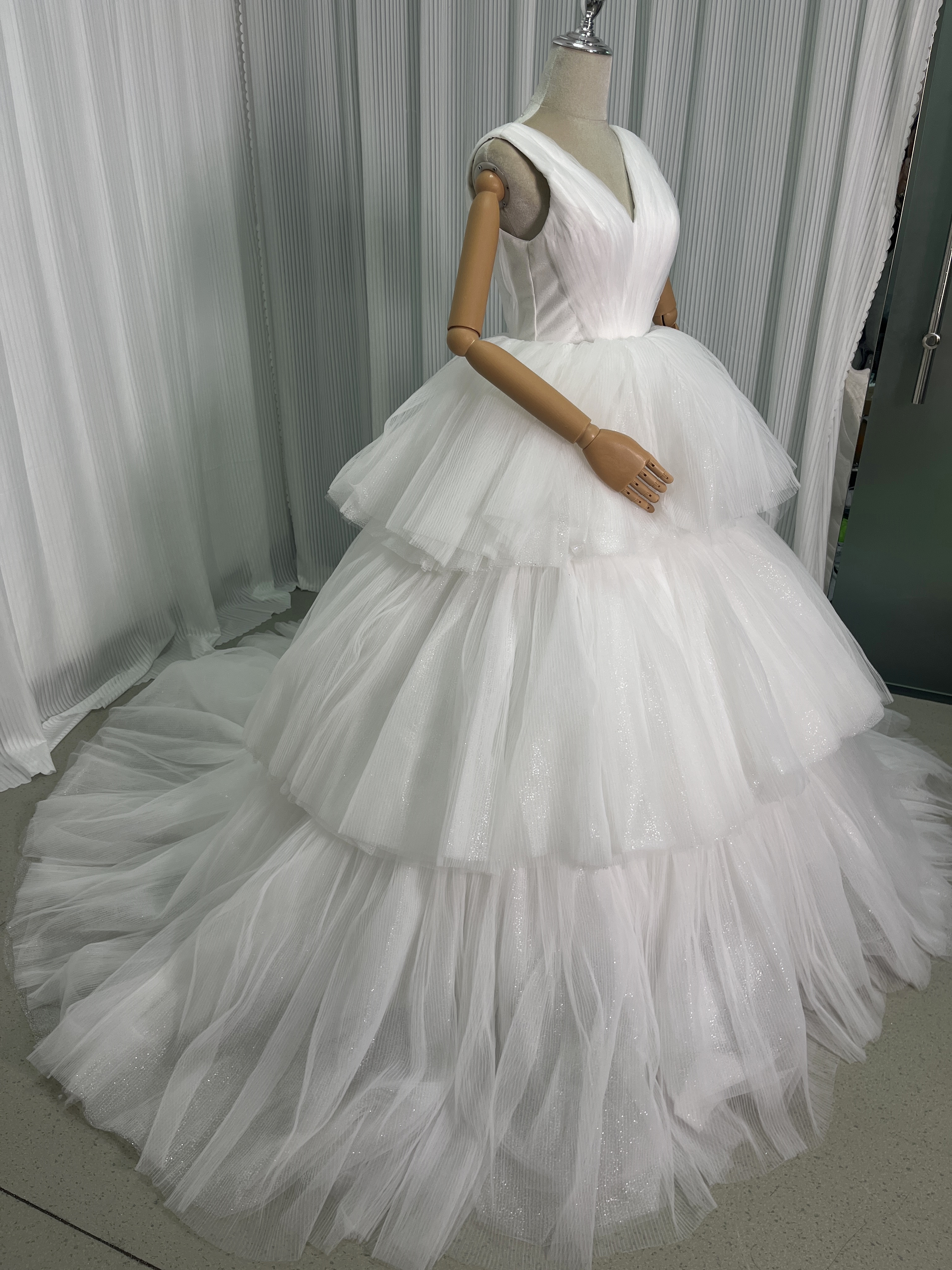 ウェディングドレス キラキラ 柔らかく重ねたチュールスカート Vネック ボリュームドレス 結婚式