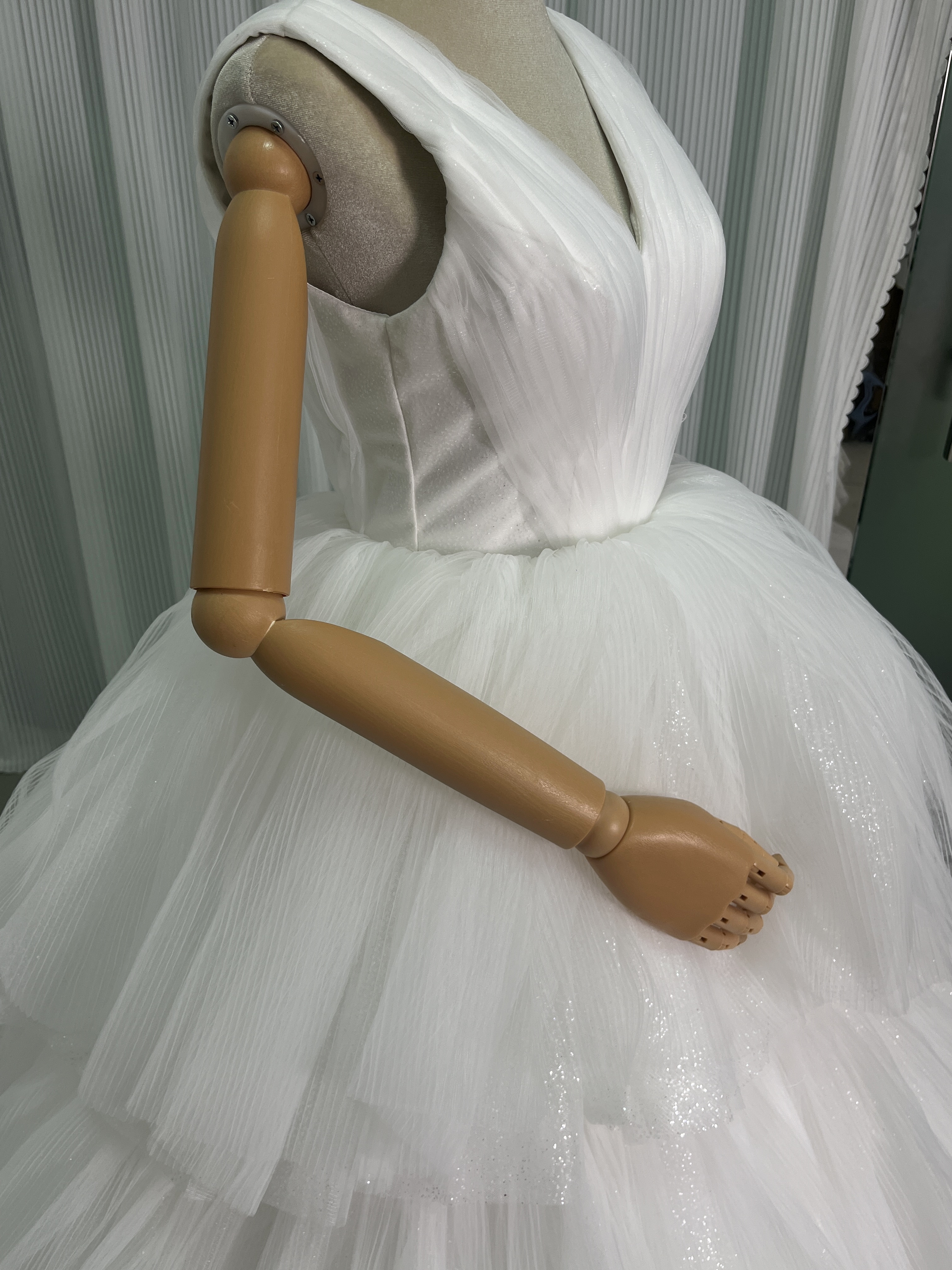 ウェディングドレス キラキラ 柔らかく重ねたチュールスカート Vネック ボリュームドレス 結婚式