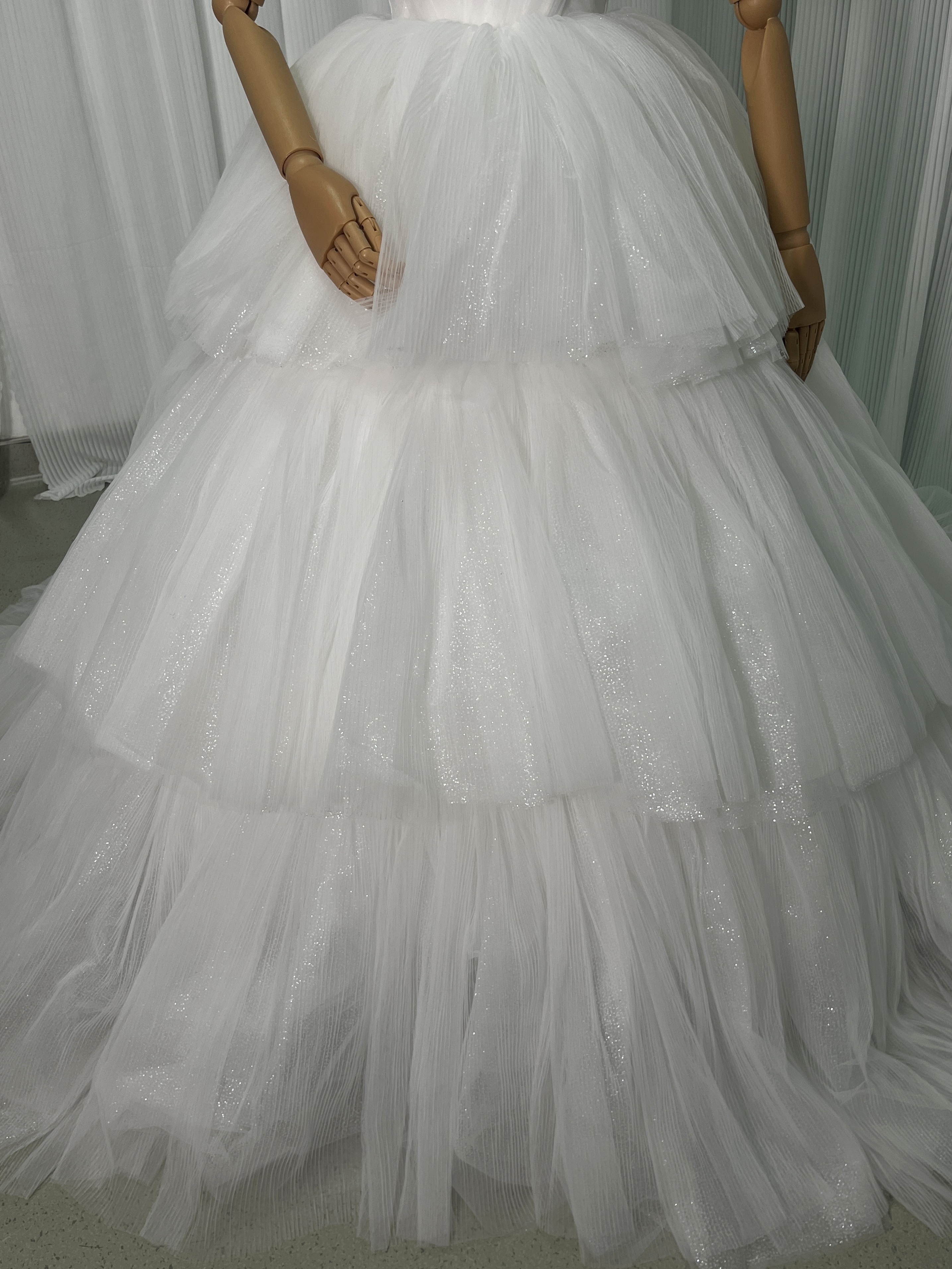 ウェディングドレス キラキラ 柔らかく重ねたチュールスカート Vネック ボリュームドレス 結婚式