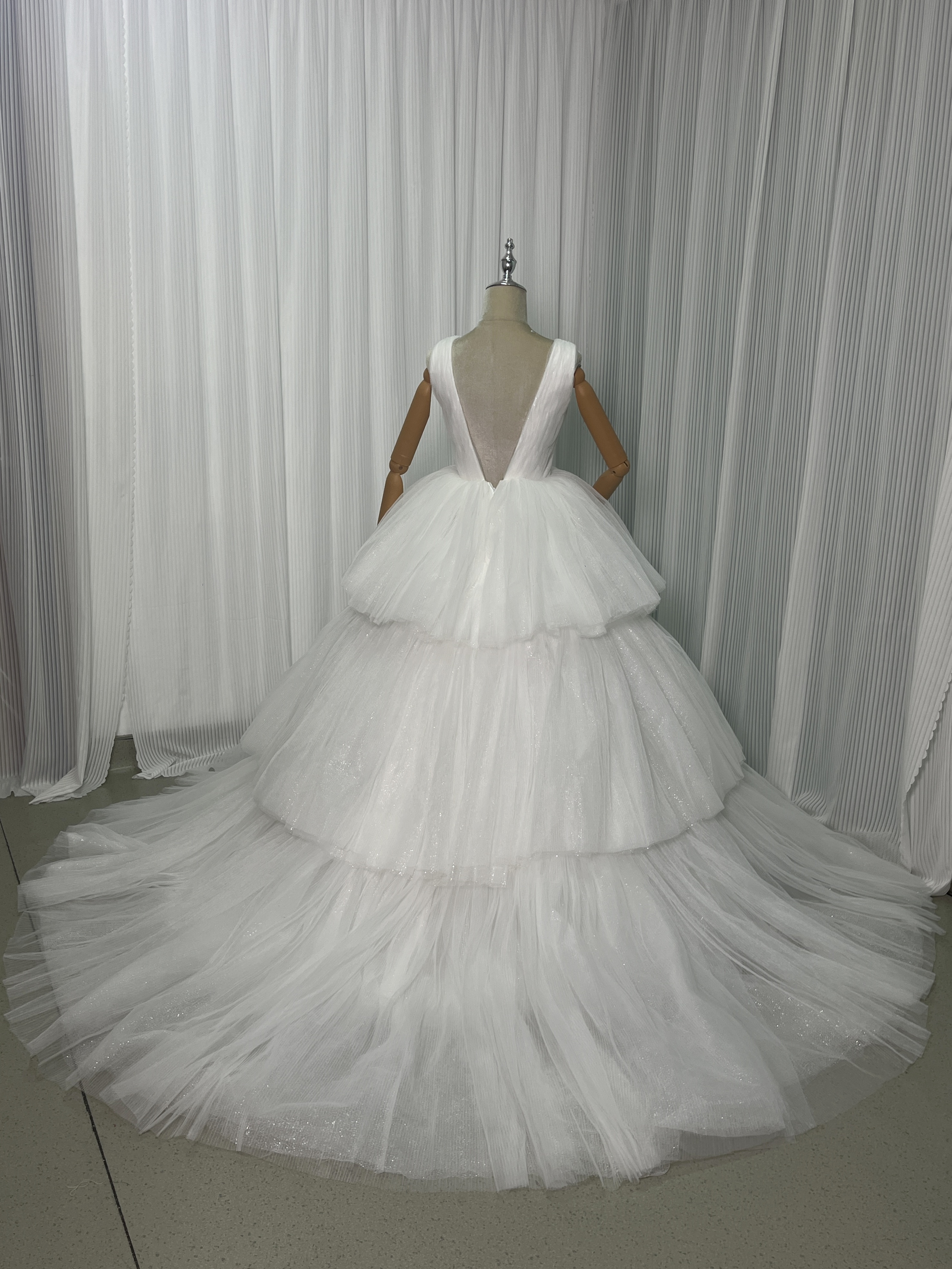ウェディングドレス キラキラ 柔らかく重ねたチュールスカート Vネック ボリュームドレス 結婚式