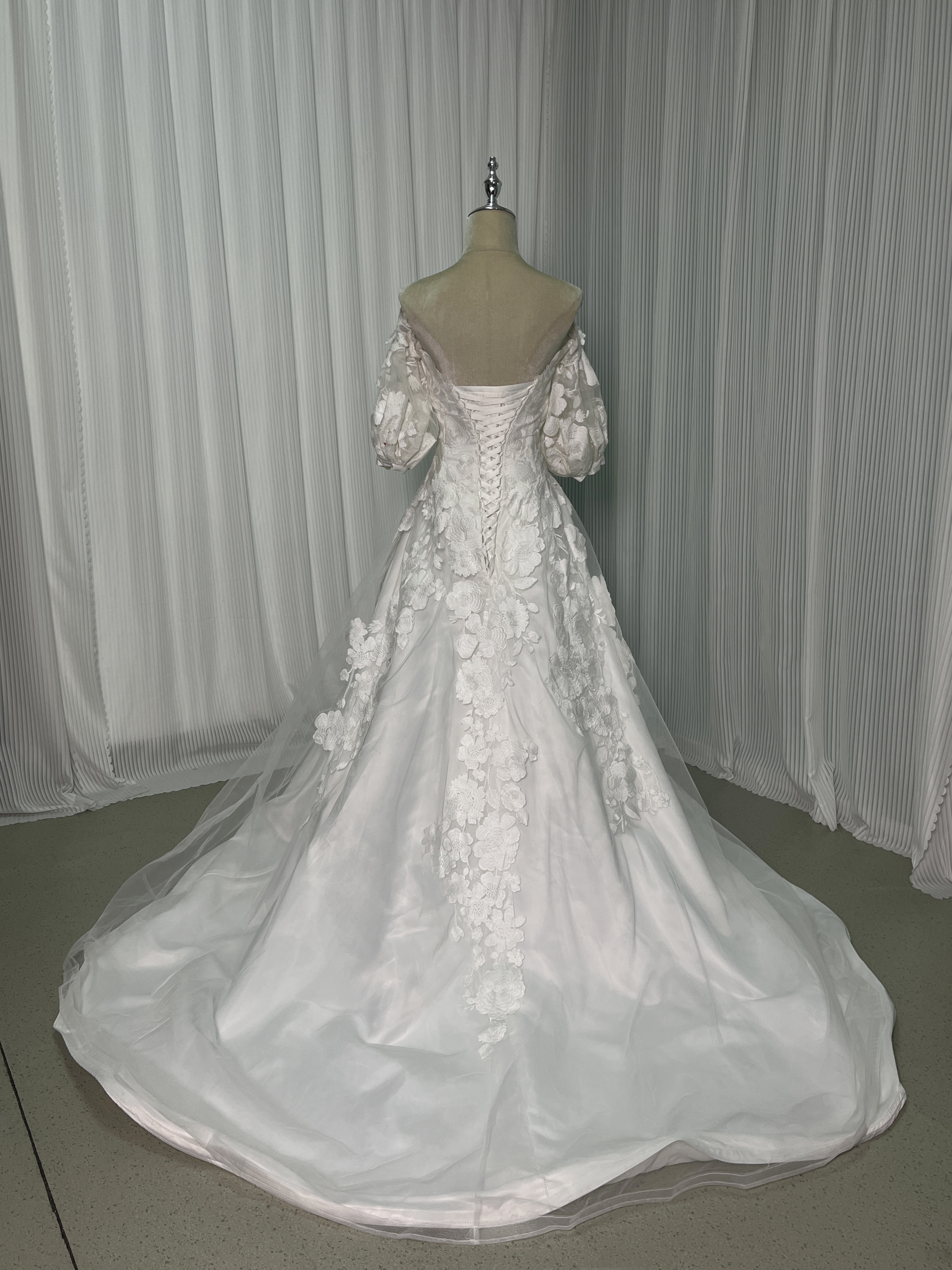 ウェディングドレス オフショルダー 花モチーフ 光沢サテン 編み上げ 結婚式
