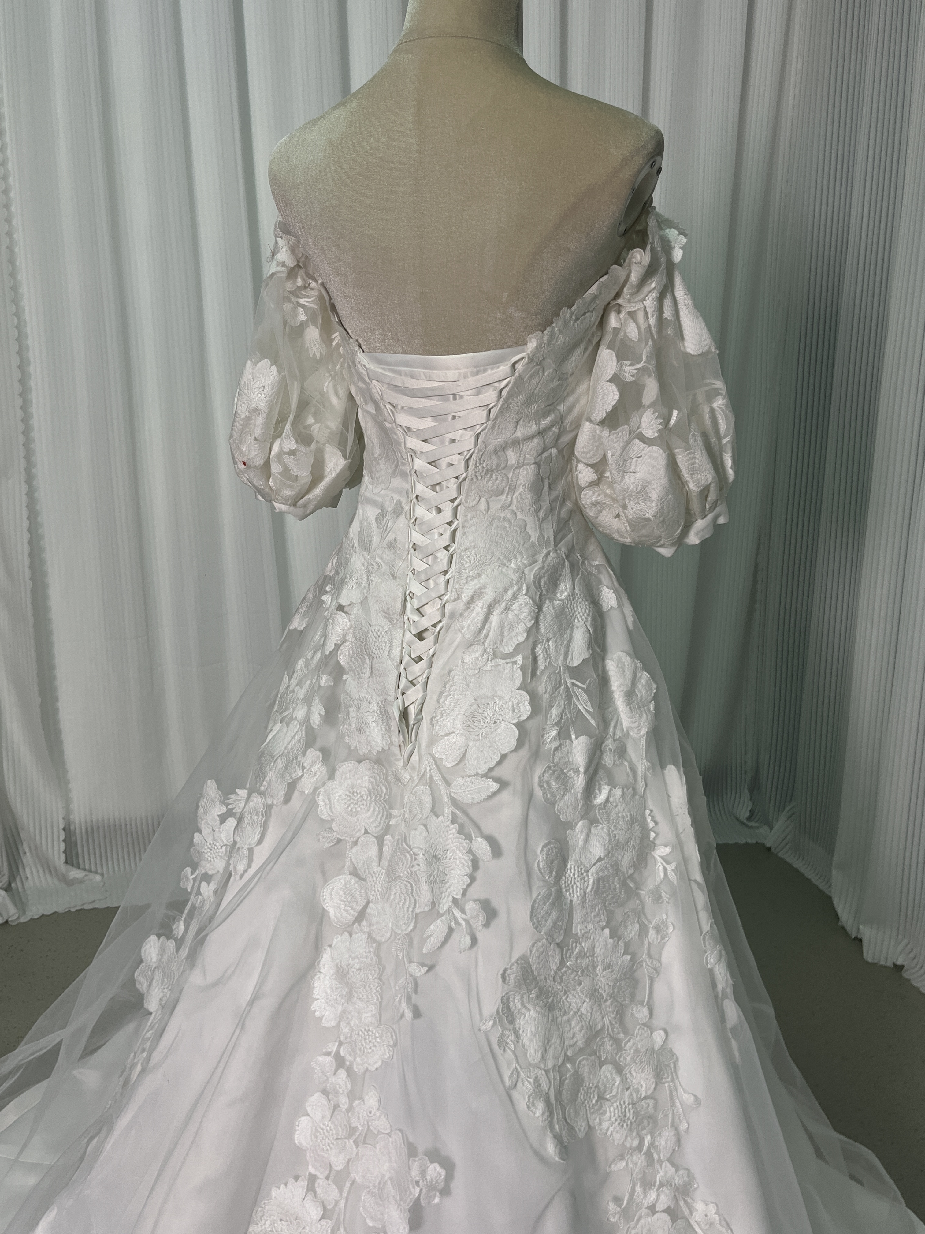 ウェディングドレス オフショルダー 花モチーフ 光沢サテン 編み上げ 結婚式