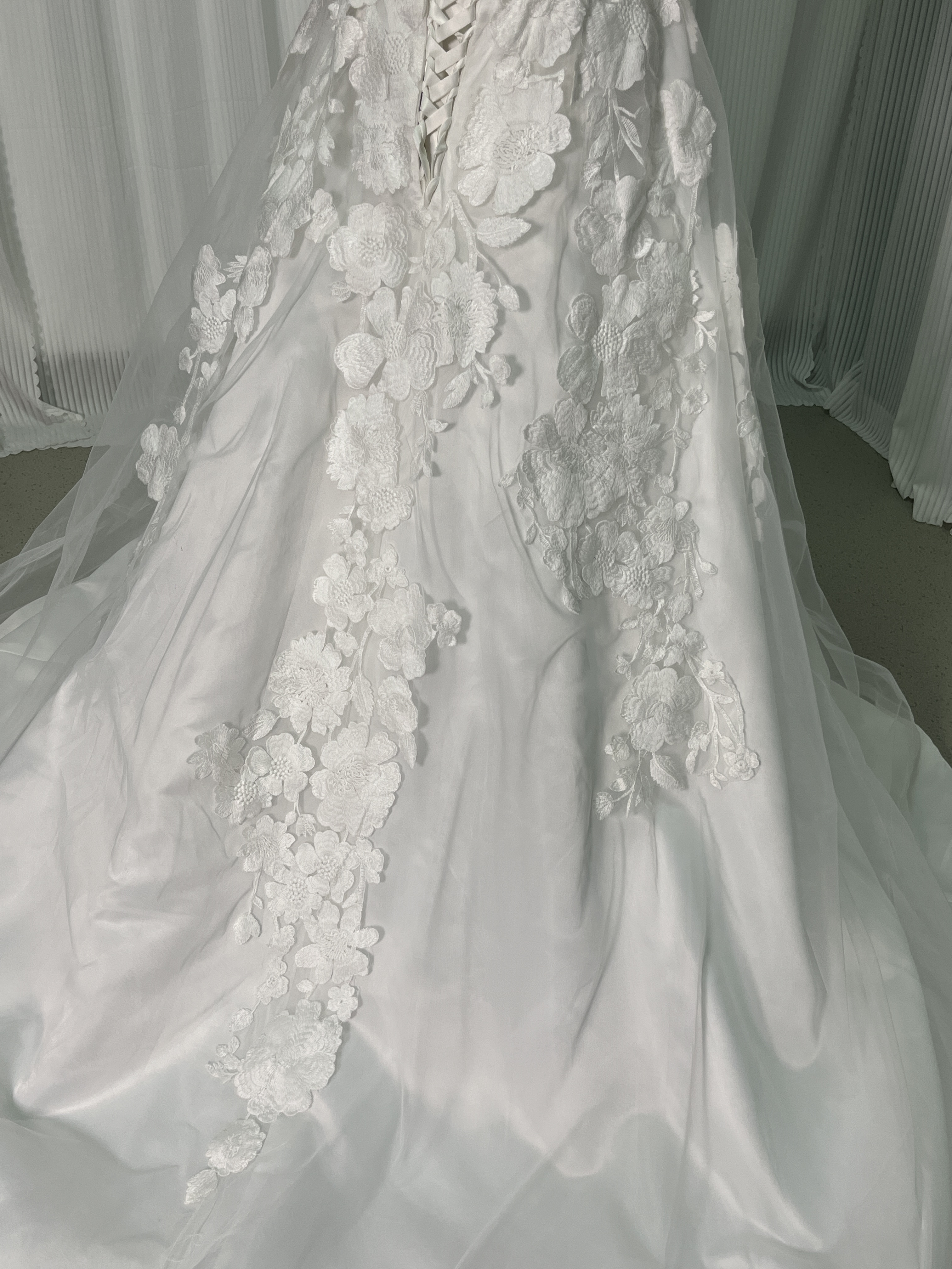 ウェディングドレス オフショルダー 花モチーフ 光沢サテン 編み上げ 結婚式