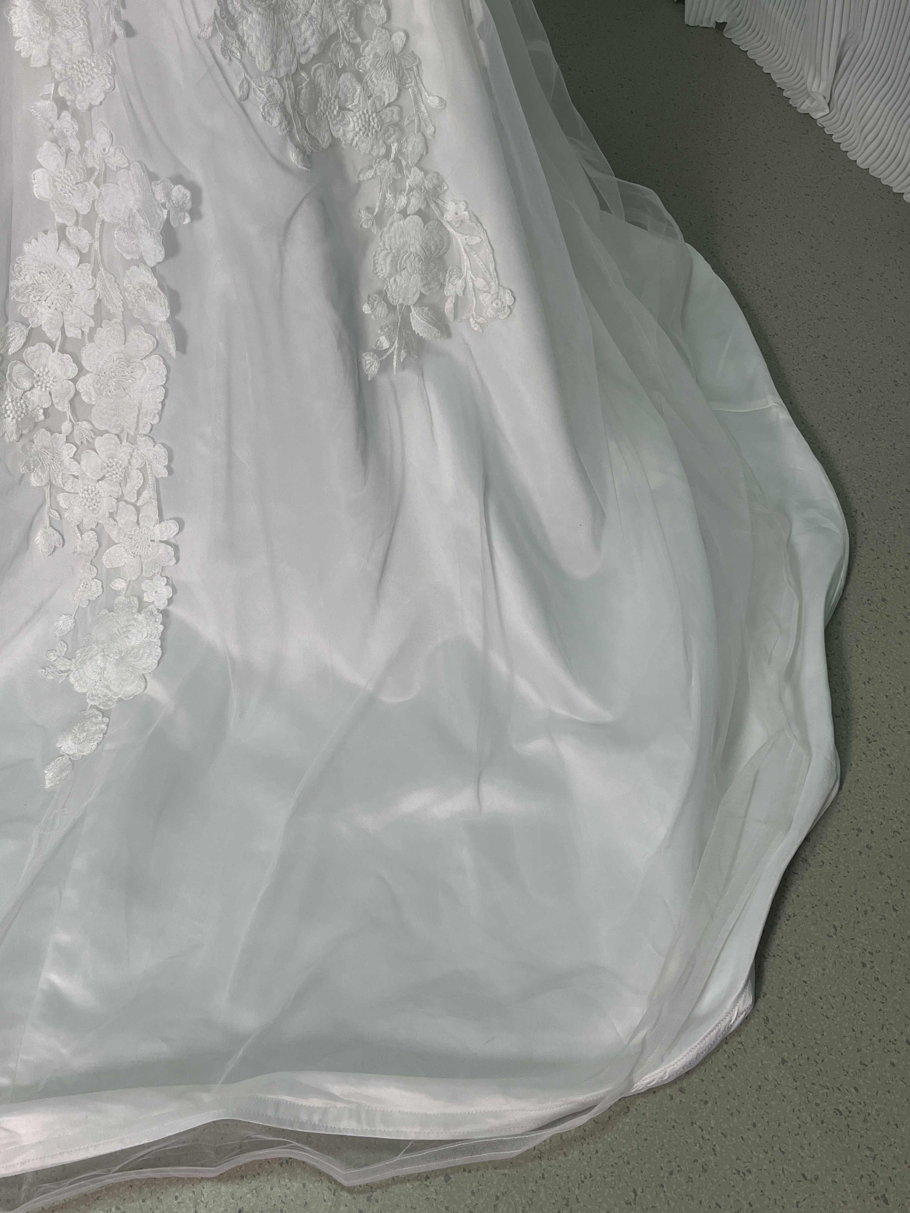 ウェディングドレス オフショルダー 花モチーフ 光沢サテン 編み上げ 結婚式