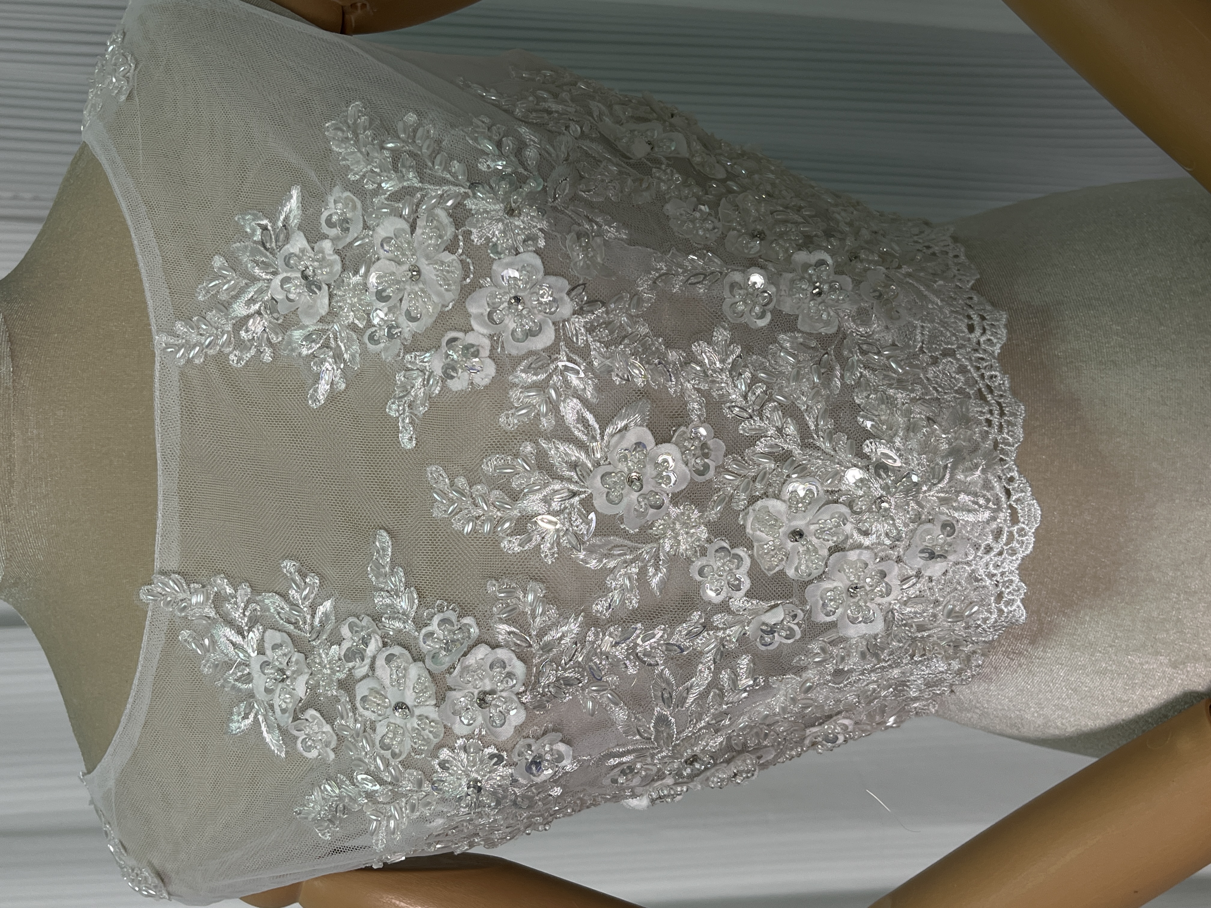 ボレロ ノースリーブ ラウンドネック キラキラ光る刺繍 くるみボタン 結婚式