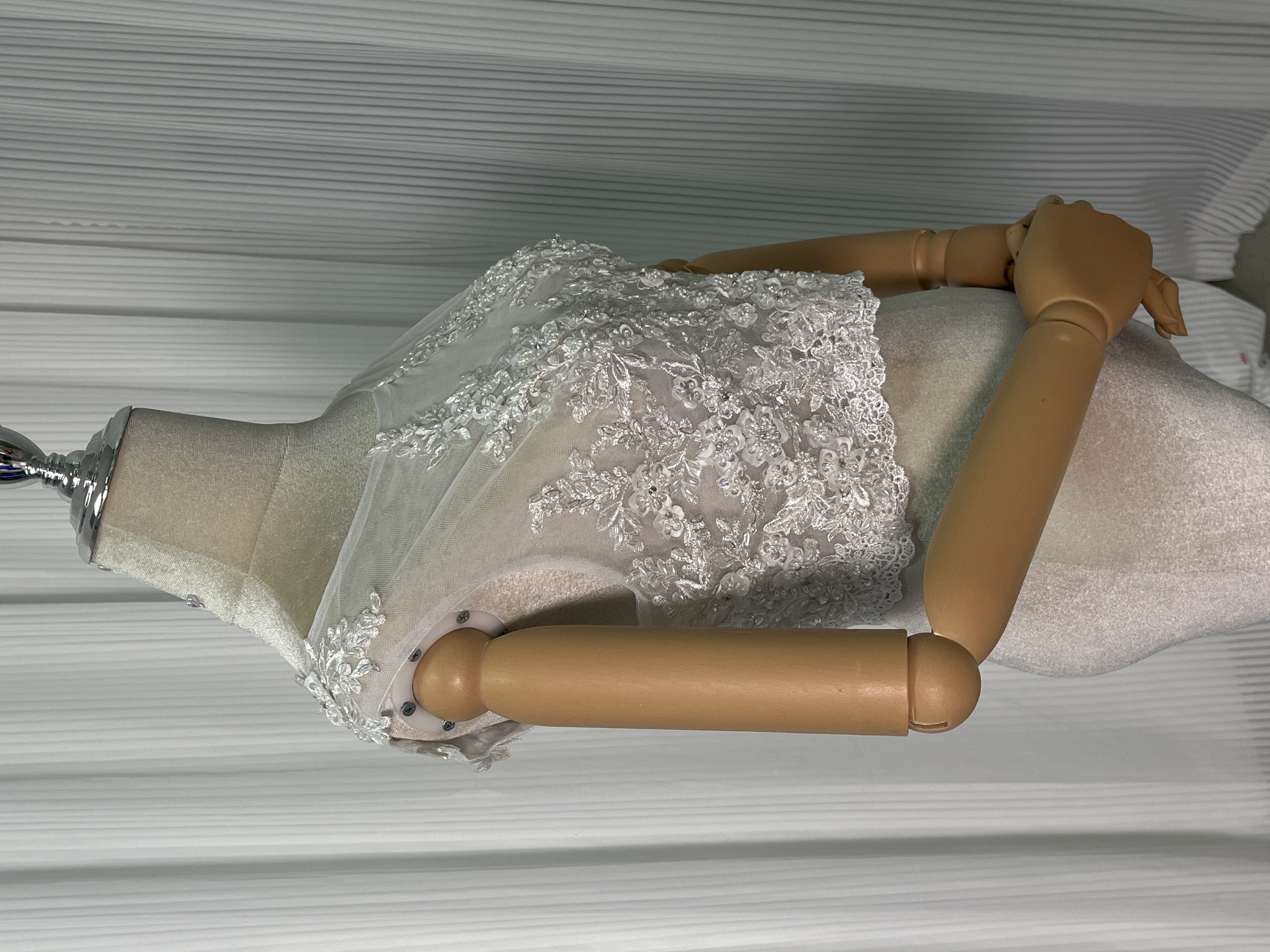 ボレロ ノースリーブ ラウンドネック キラキラ光る刺繍 くるみボタン 結婚式