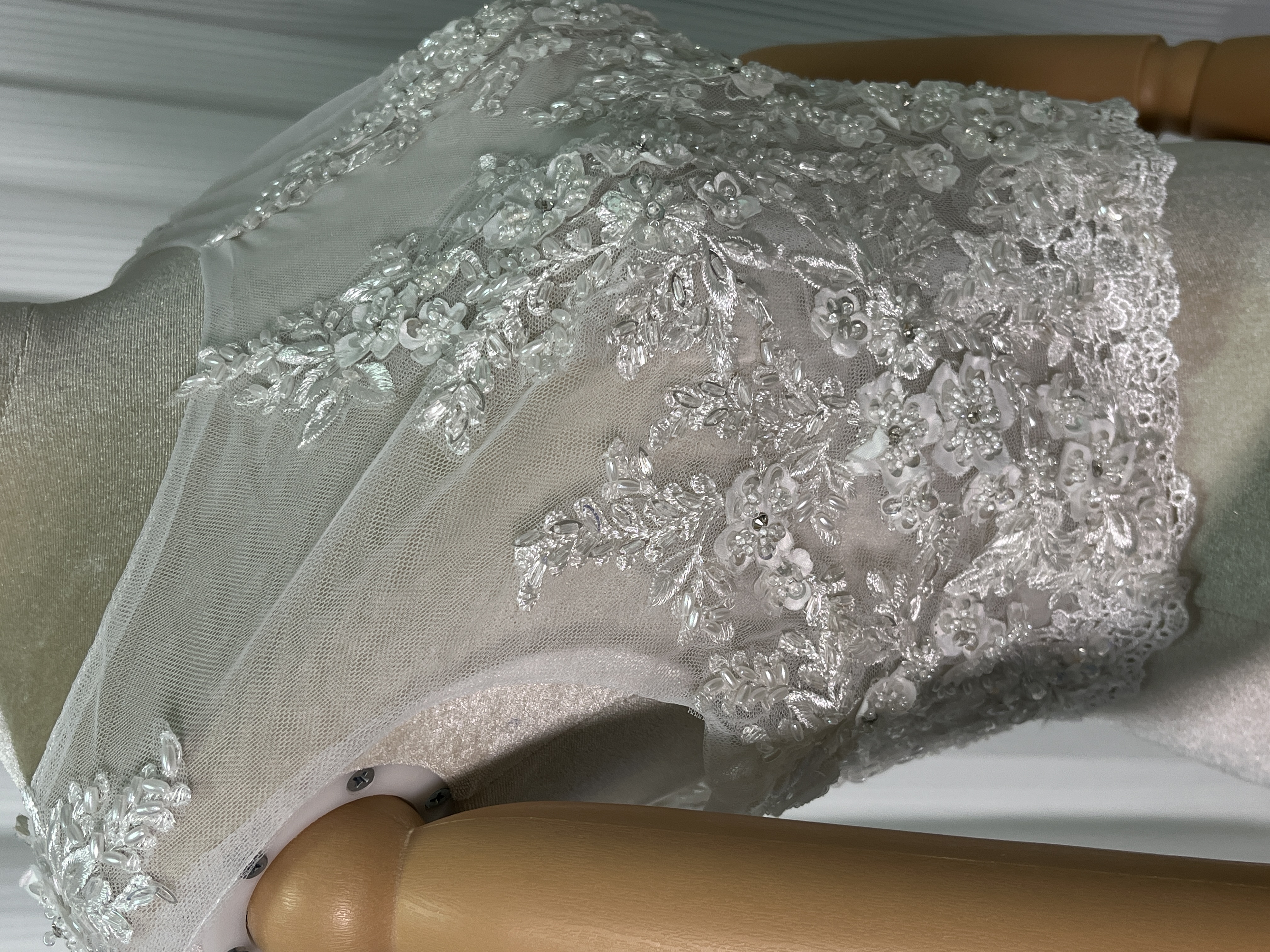 ボレロ ノースリーブ ラウンドネック キラキラ光る刺繍 くるみボタン 結婚式