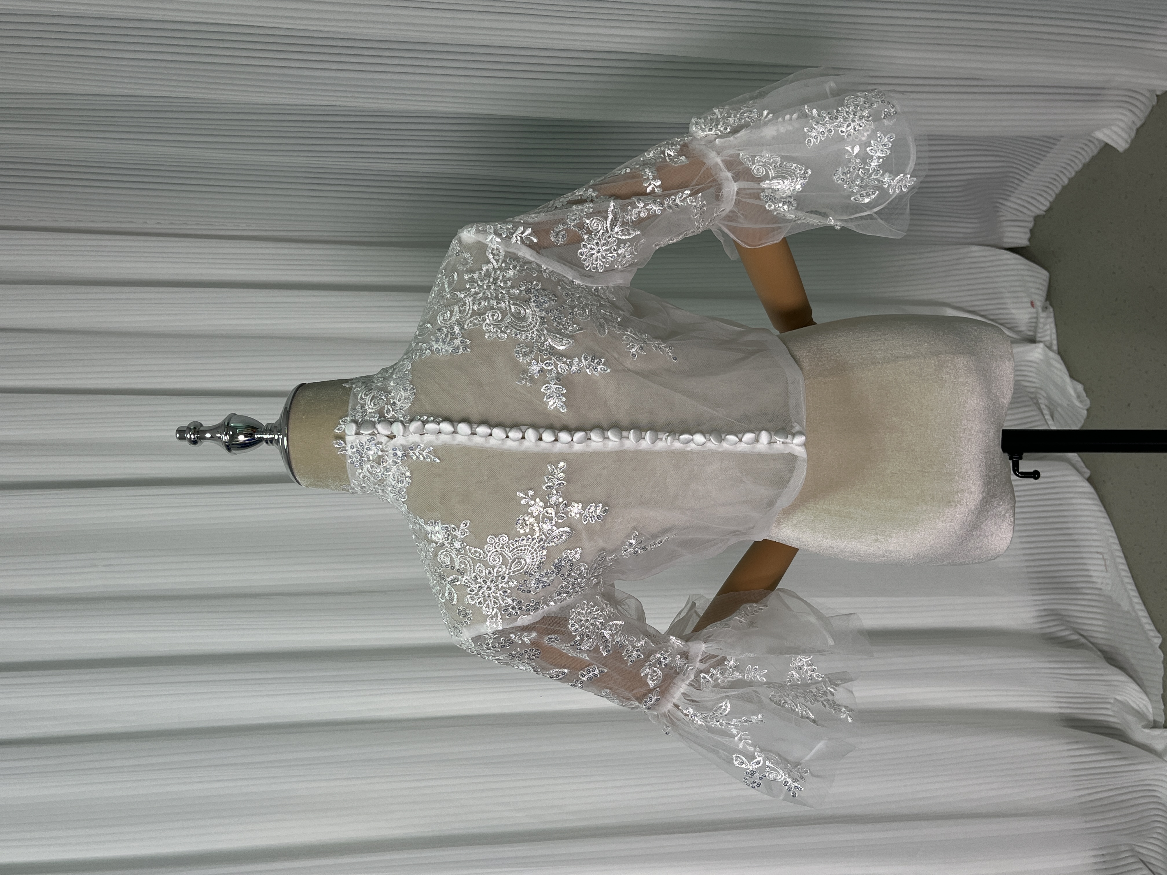 ボレロ ハイネック ふわふわ袖 くるみボタン キラキラ光る刺繍 花嫁 可愛い 結婚式