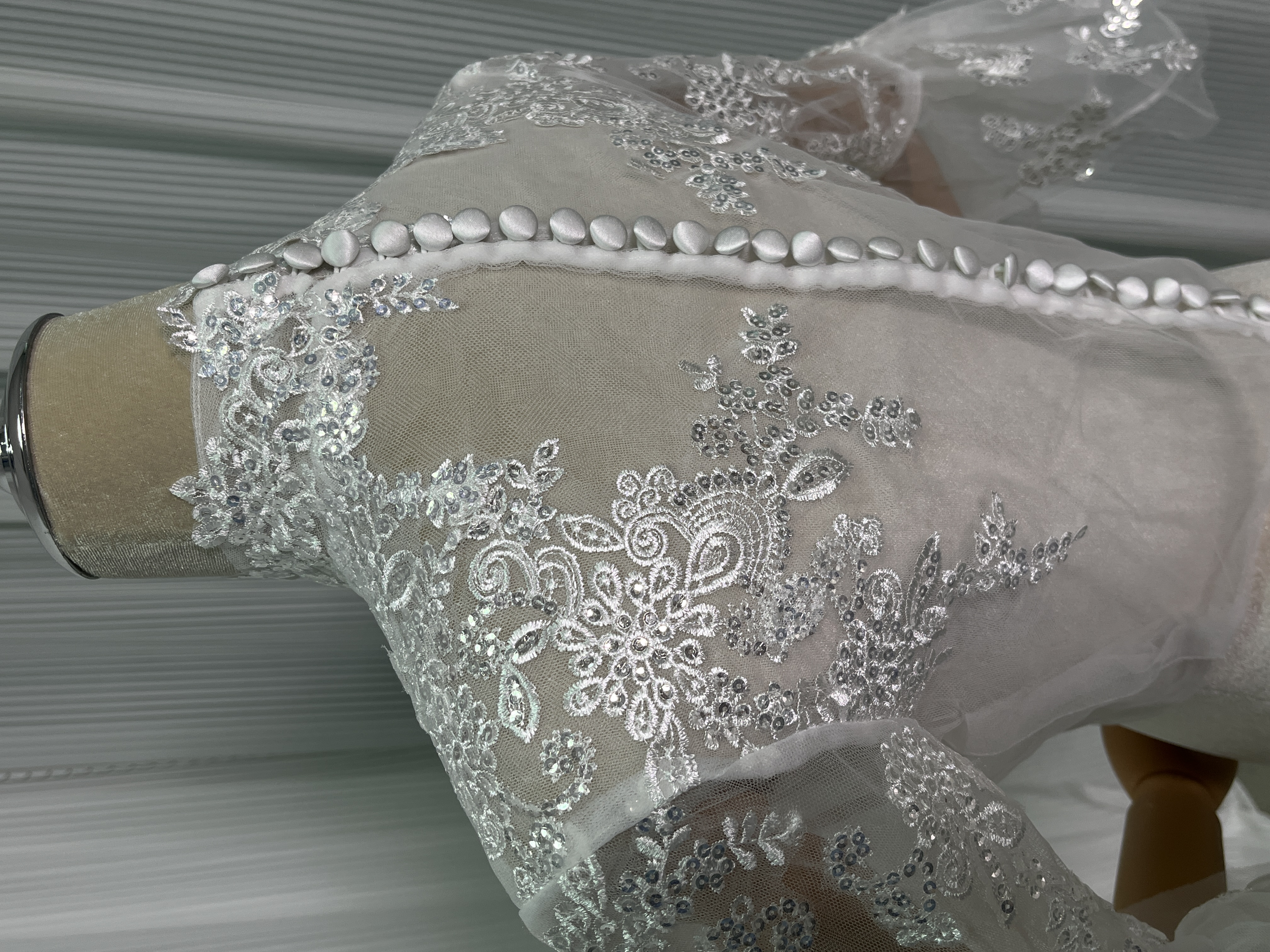 ボレロ ハイネック ふわふわ袖 くるみボタン キラキラ光る刺繍 花嫁 可愛い 結婚式