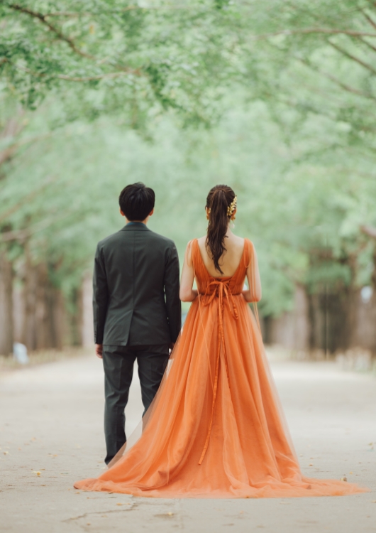 実例写真！カラードレス テラコッタ色 Vネック キャミソール チュールドレス 編み上げ 披露宴 前撮り 抜群のおしゃれ見