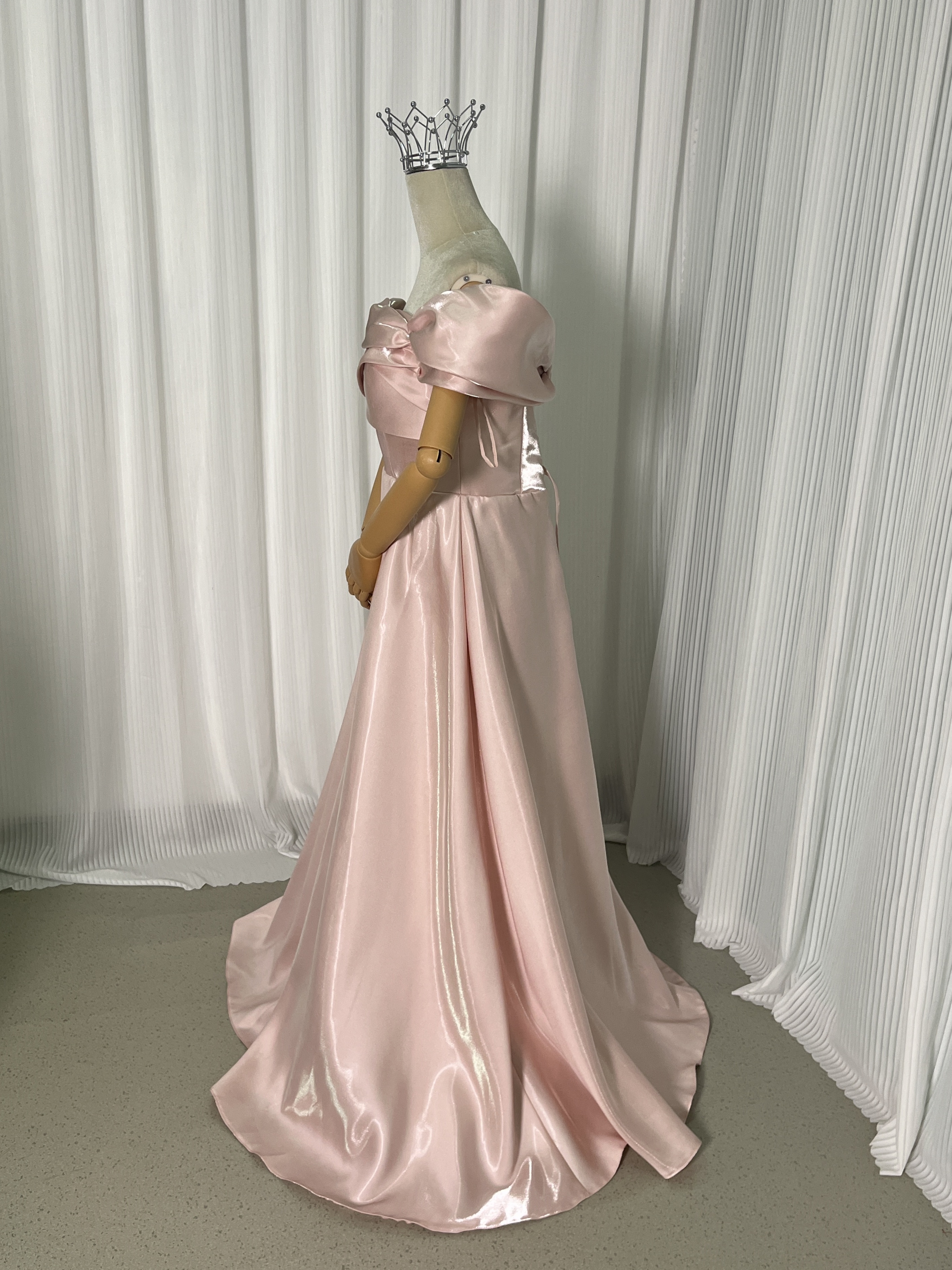 カラードレス コーラルピンク オフショルダー 光沢サテン ロング 前撮り 可愛い 編み上げ 演奏会/音楽会