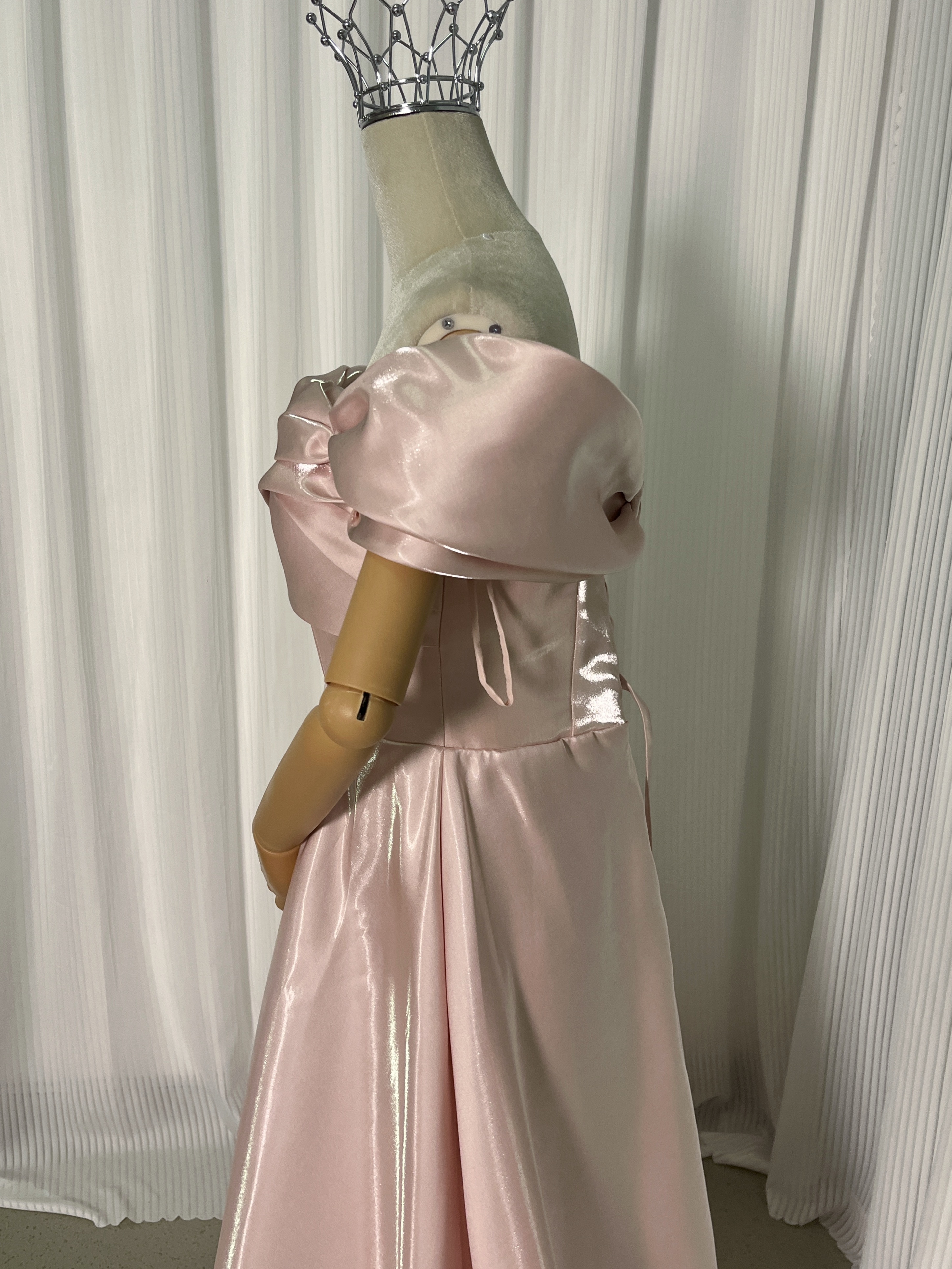 カラードレス コーラルピンク オフショルダー 光沢サテン ロング 前撮り 可愛い 編み上げ 演奏会/音楽会