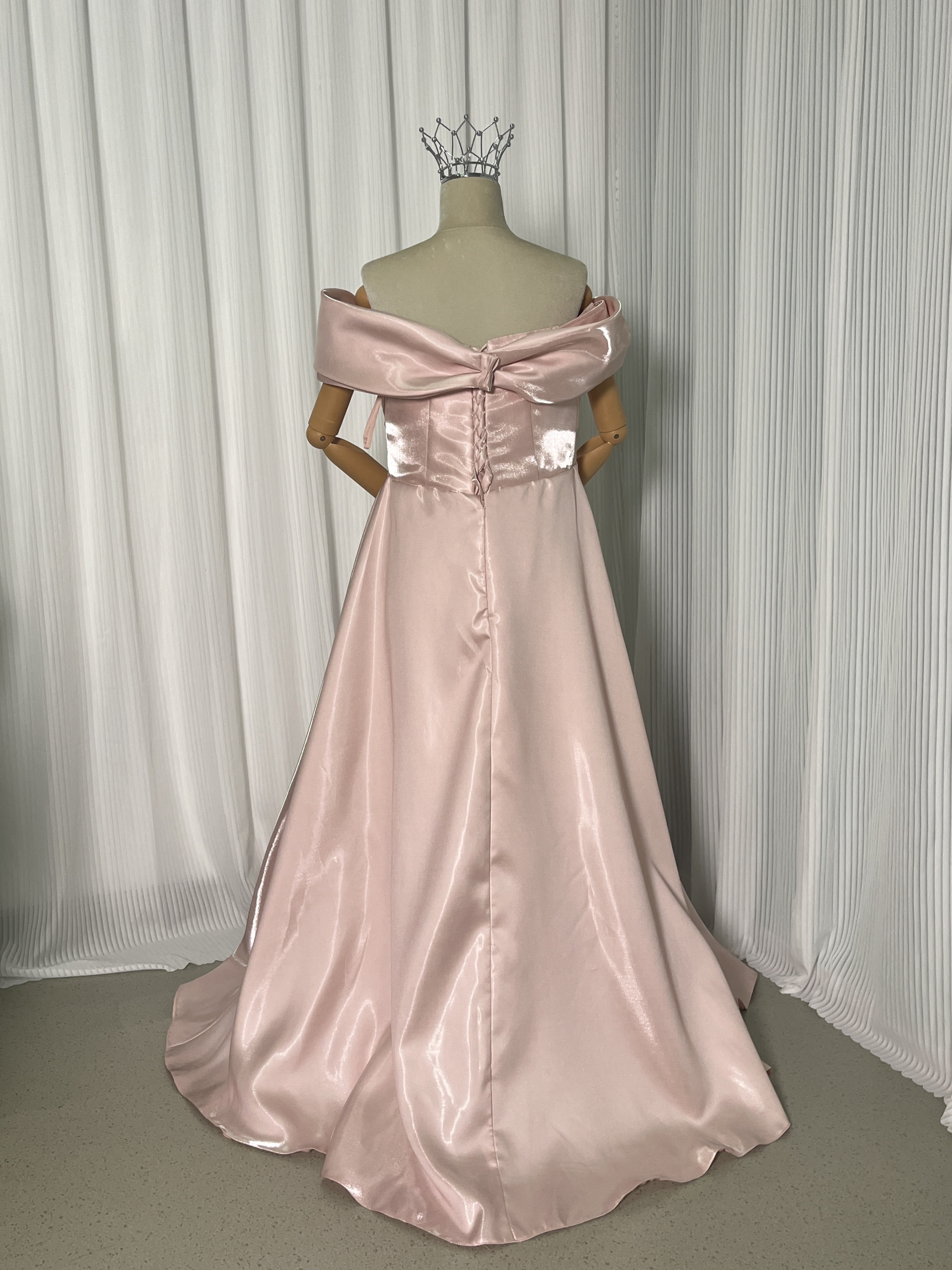 カラードレス コーラルピンク オフショルダー 光沢サテン ロング 前撮り 可愛い 編み上げ 演奏会/音楽会