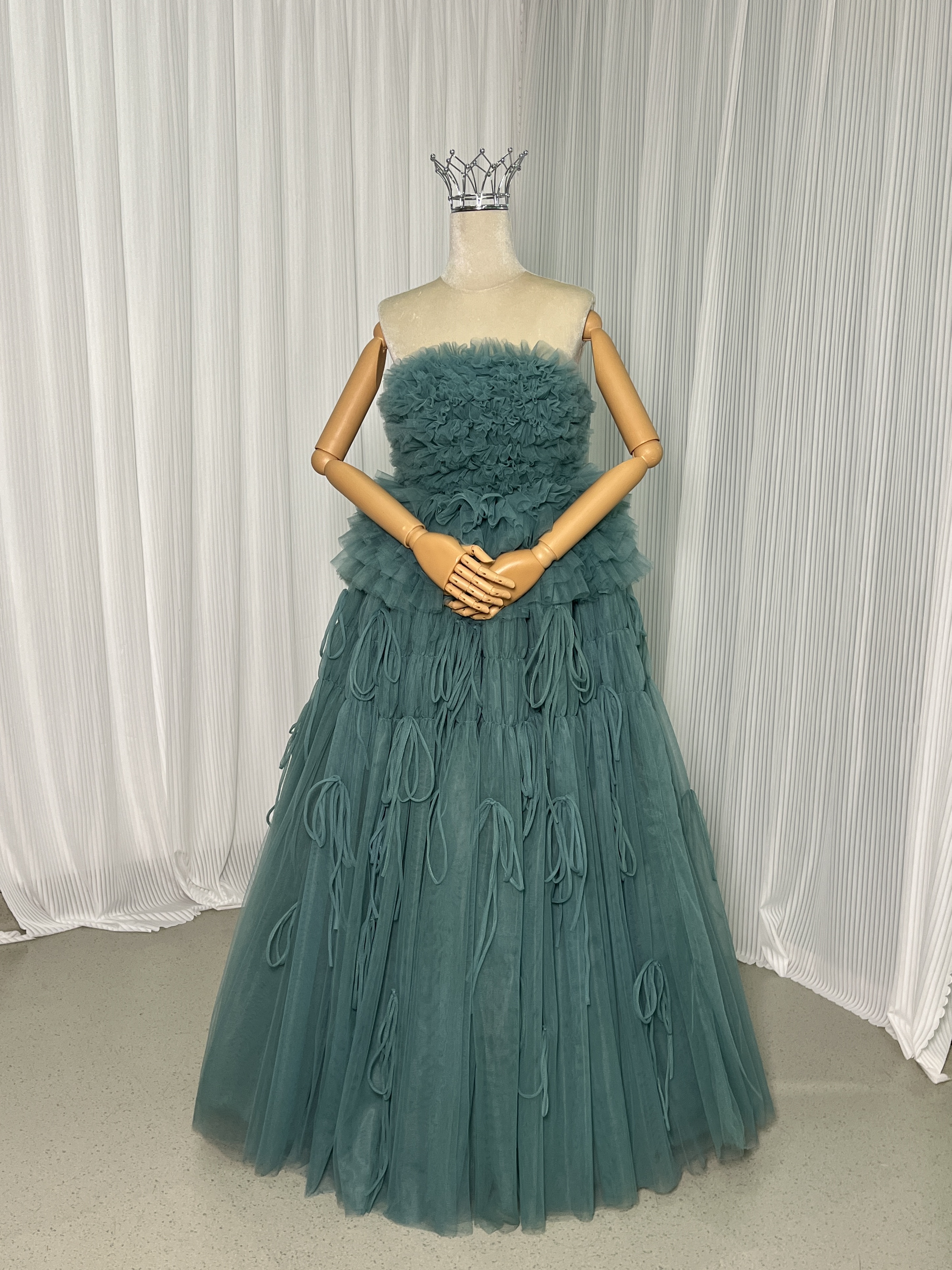   人気上昇！カラードレス グリーン ベアトップ 編み上げ ラッフルフリル リボン ロング 前撮り