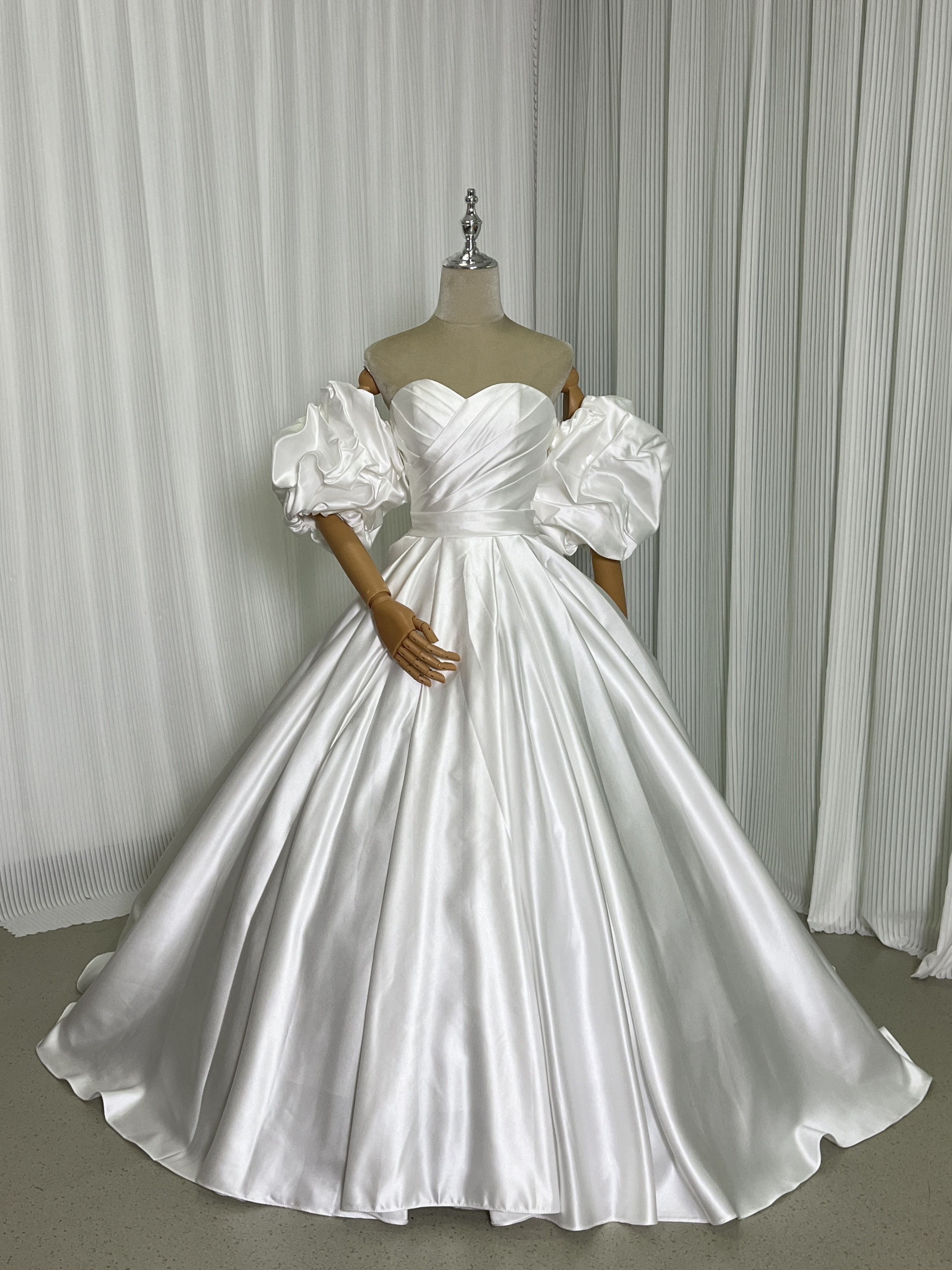 ウエディングドレス 光沢サテン ベアトップ フリル袖 リボン ロングトレーン 編み上げ 結婚式
