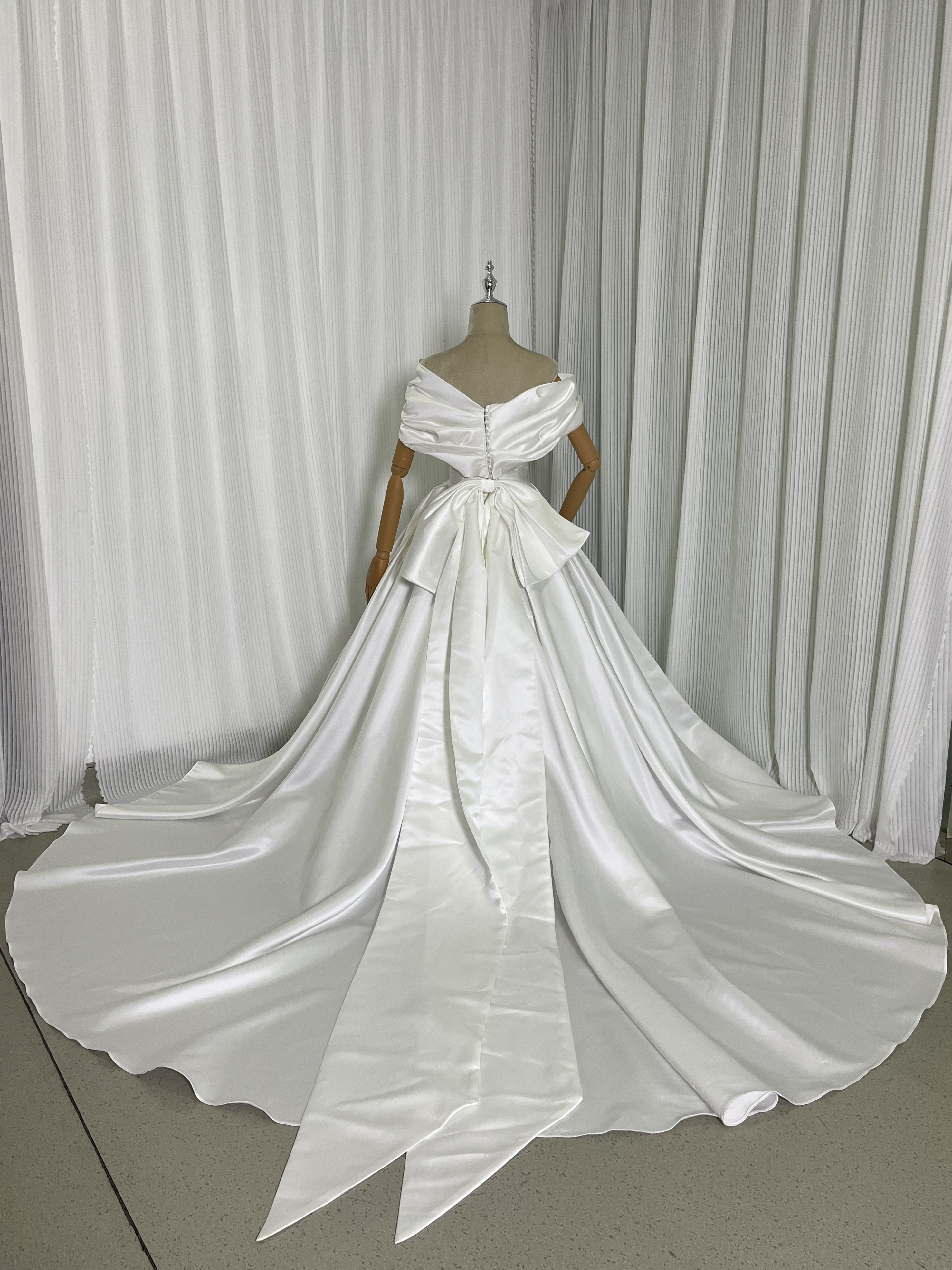 ウエディングドレス 光沢サテン オフショルダー フリル袖 リボン ロングトレーン 編み上げ 結婚式