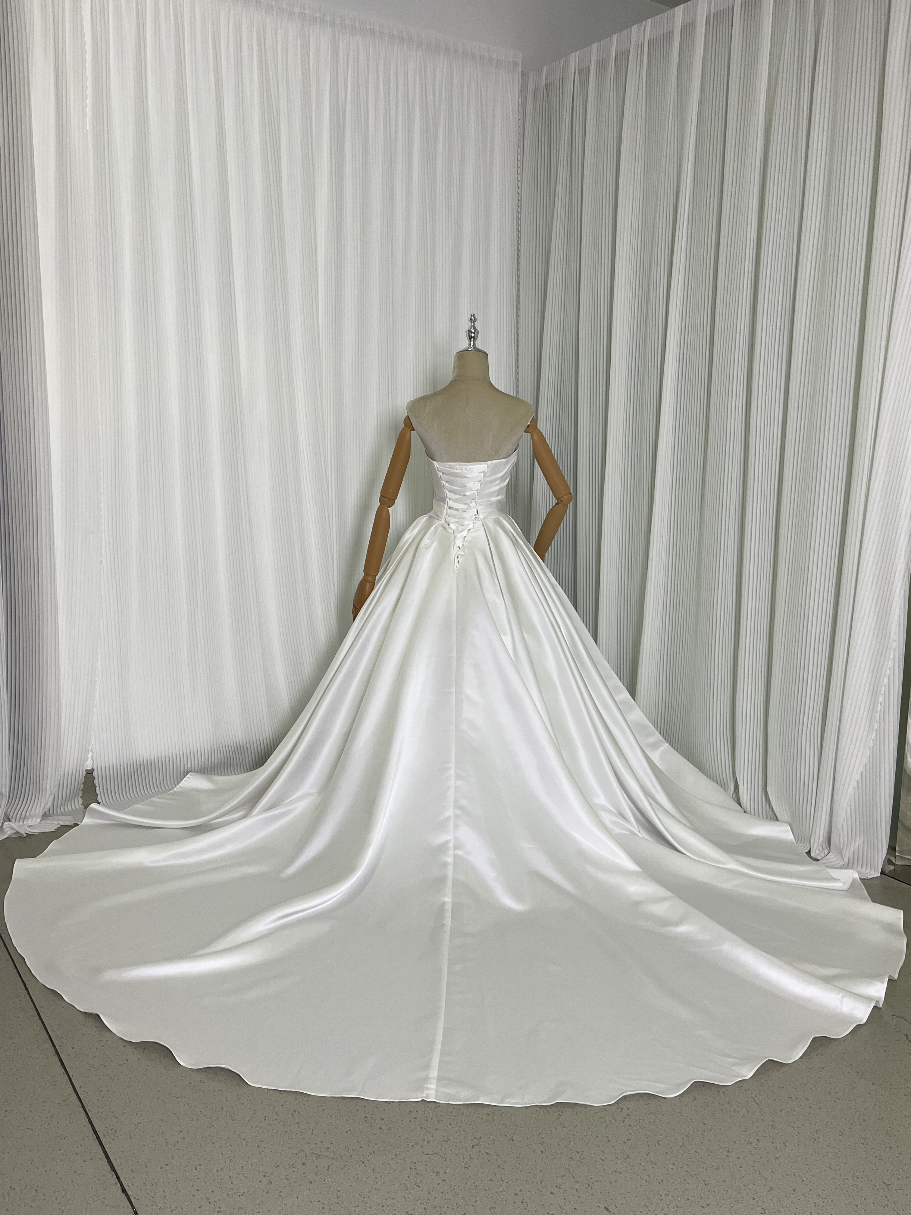 ウエディングドレス 光沢サテン ベアトップ フリル袖 リボン ロングトレーン 編み上げ 結婚式