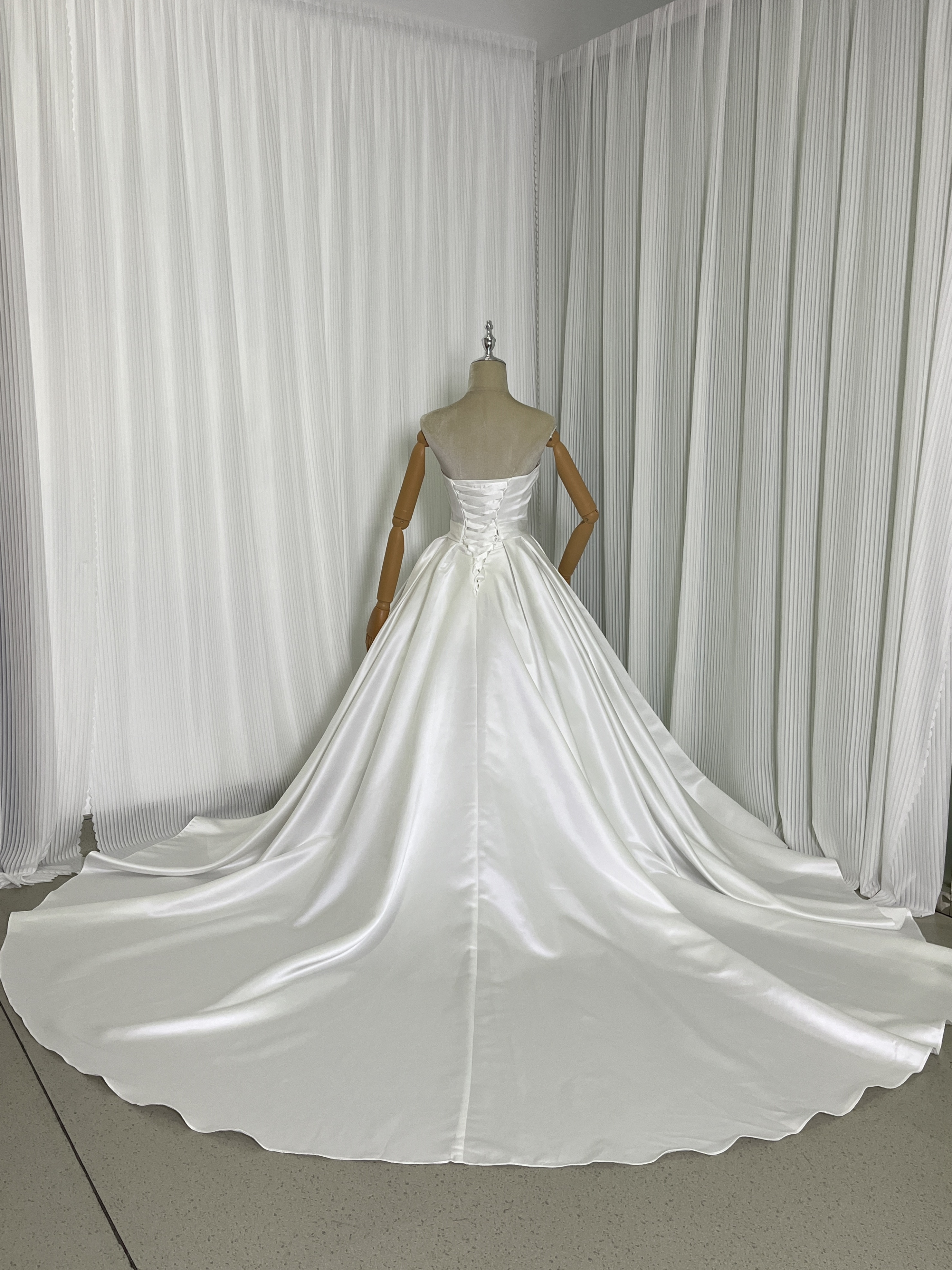 ウエディングドレス 光沢サテン オフショルダー フリル袖 リボン ロングトレーン 編み上げ 結婚式