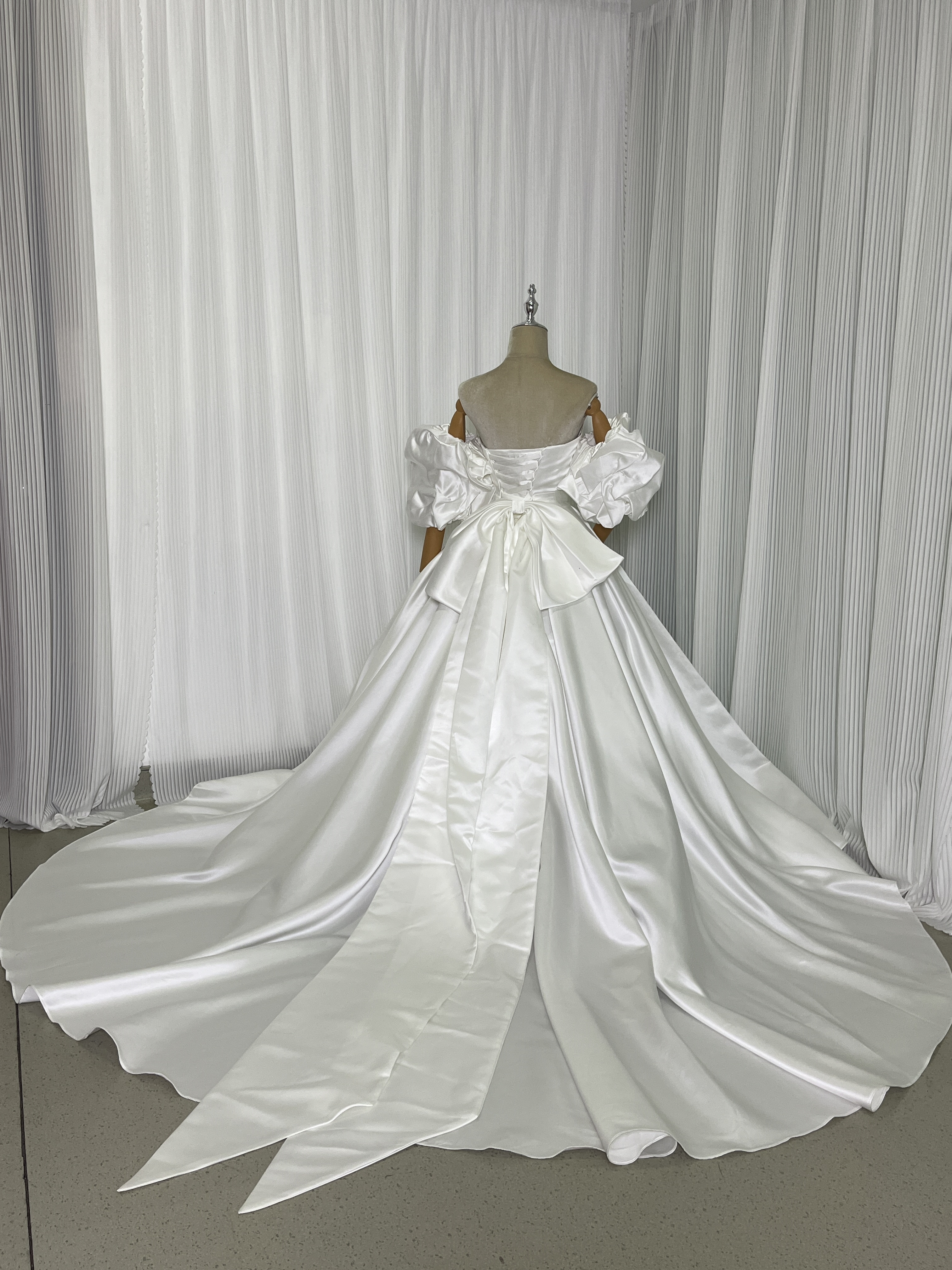 ウエディングドレス 光沢サテン ベアトップ フリル袖 リボン ロングトレーン 編み上げ 結婚式