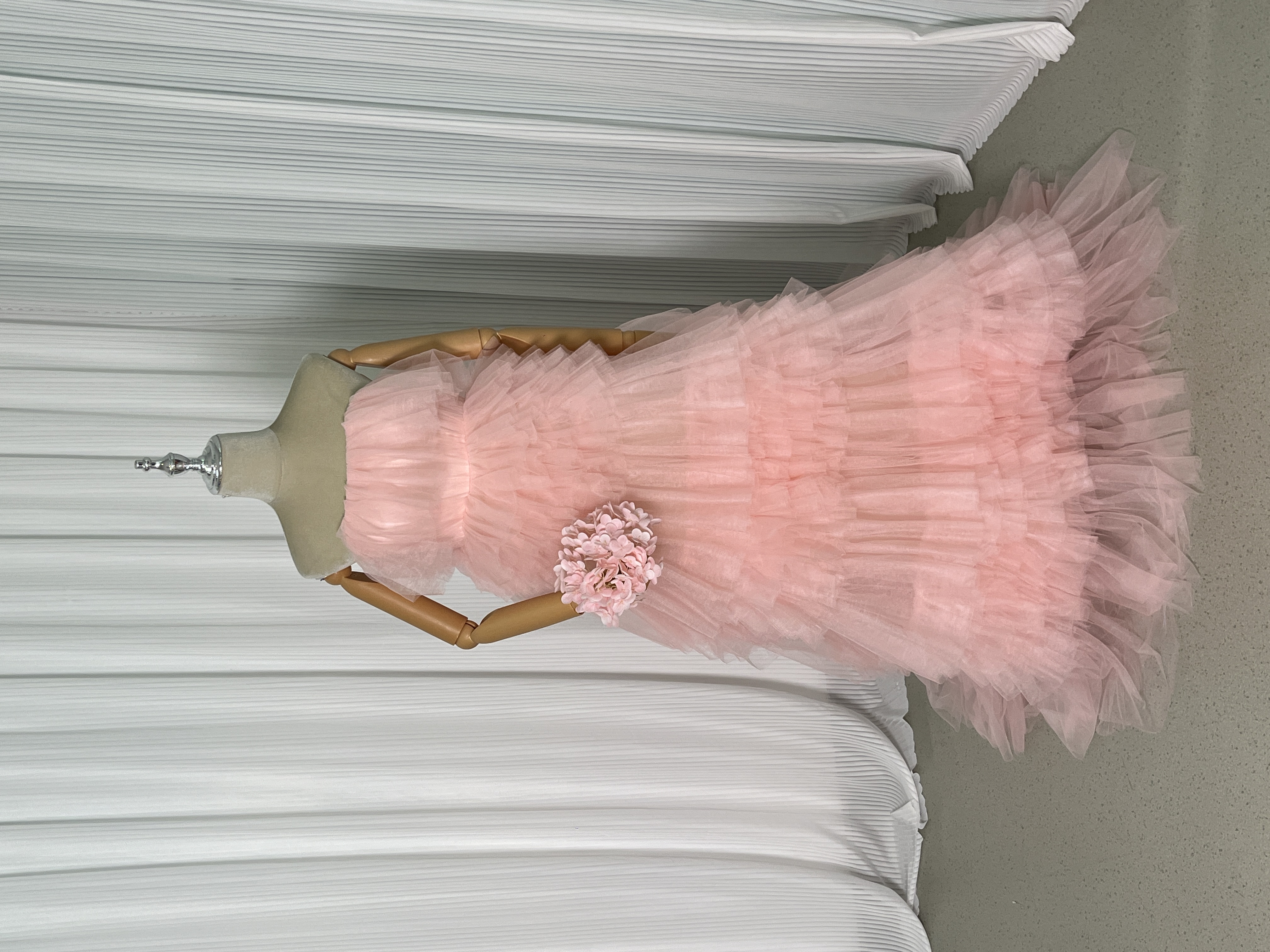 美品！カラードレス ピンク ベアトップ 柔らかく重ねたチュールスカート 編み上げ 細見えシルエット 花嫁