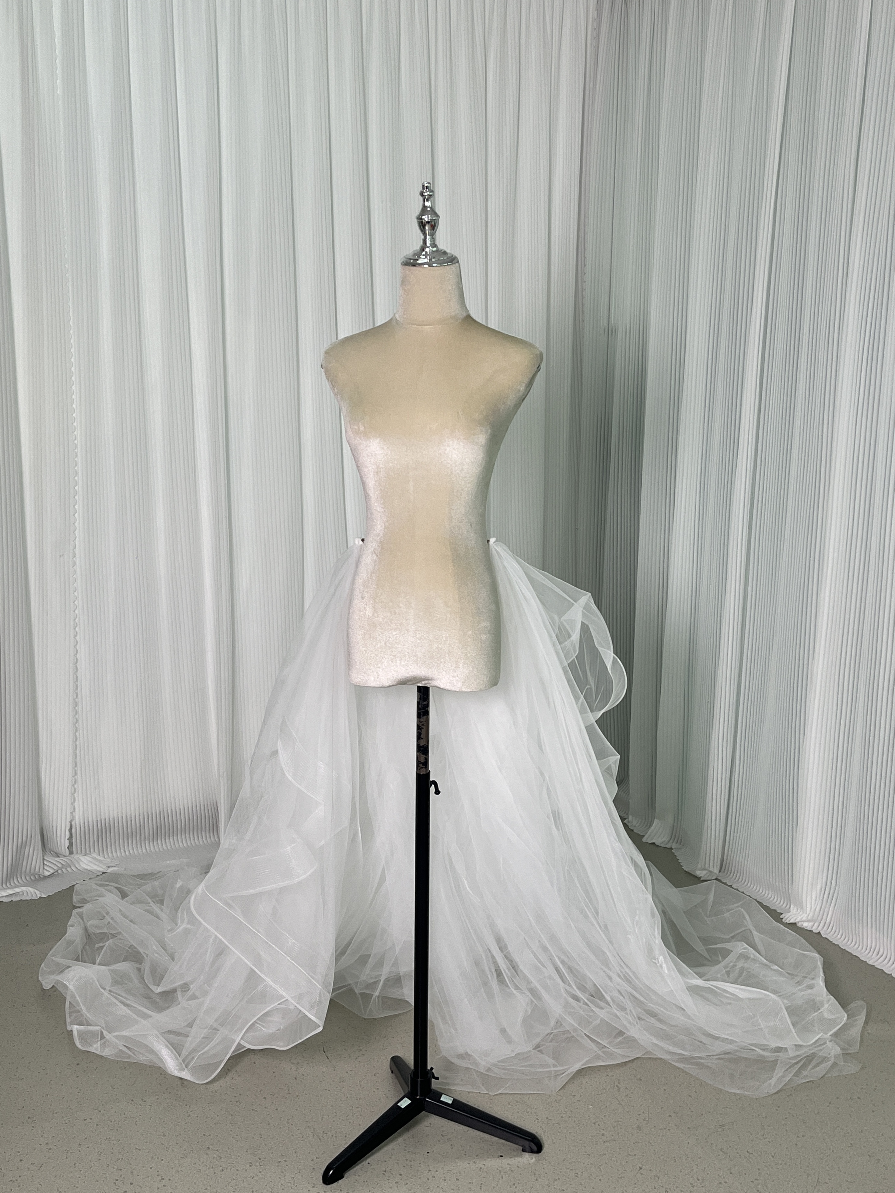 華やかなトレーン オフホワイト ラッフルフリル 可愛い ソフトチュール 前撮り