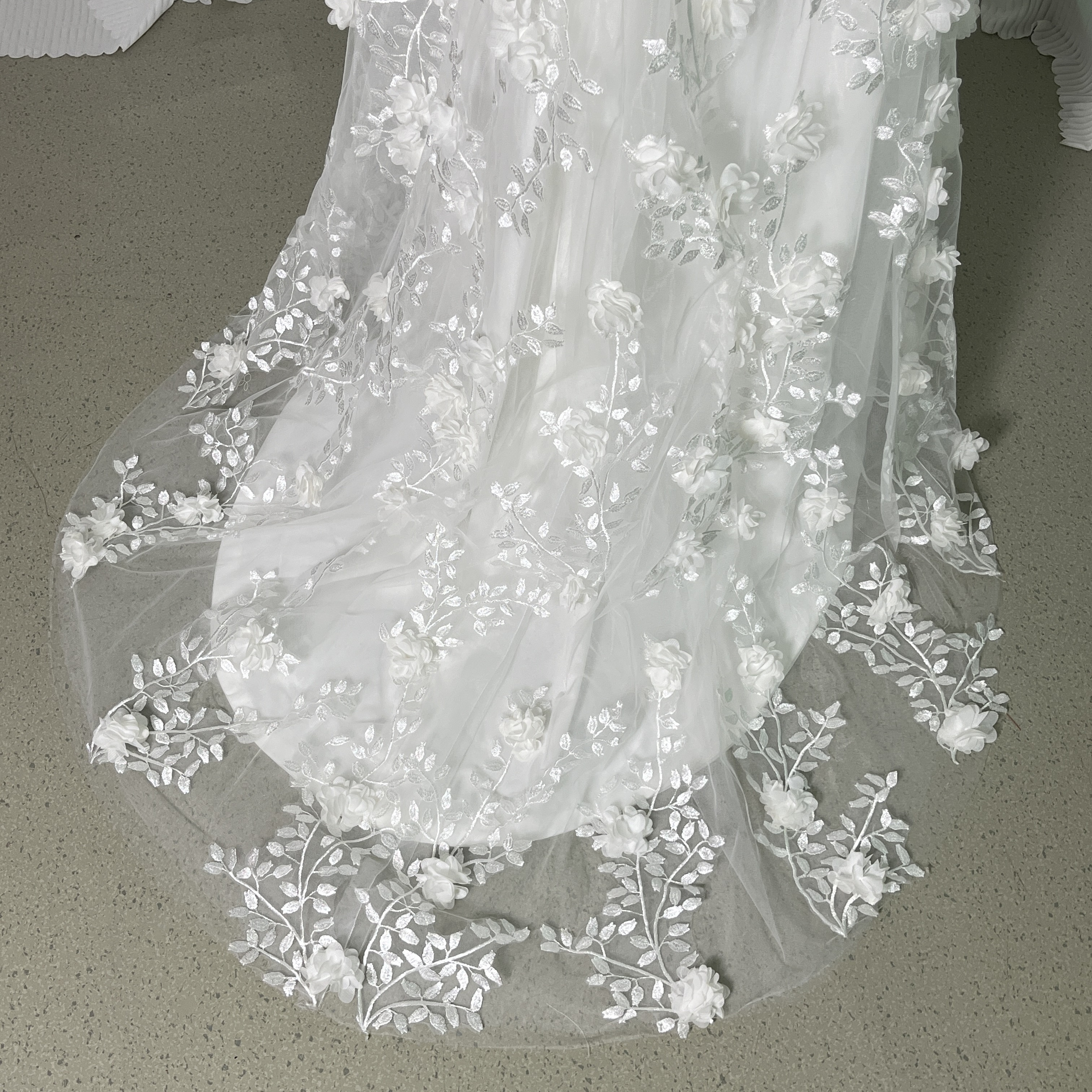 華やか ウェディングドレス シースルー袖 3D立体レース刺繍 花モチーフ ふわふわ 韓国風ドレス 結婚式