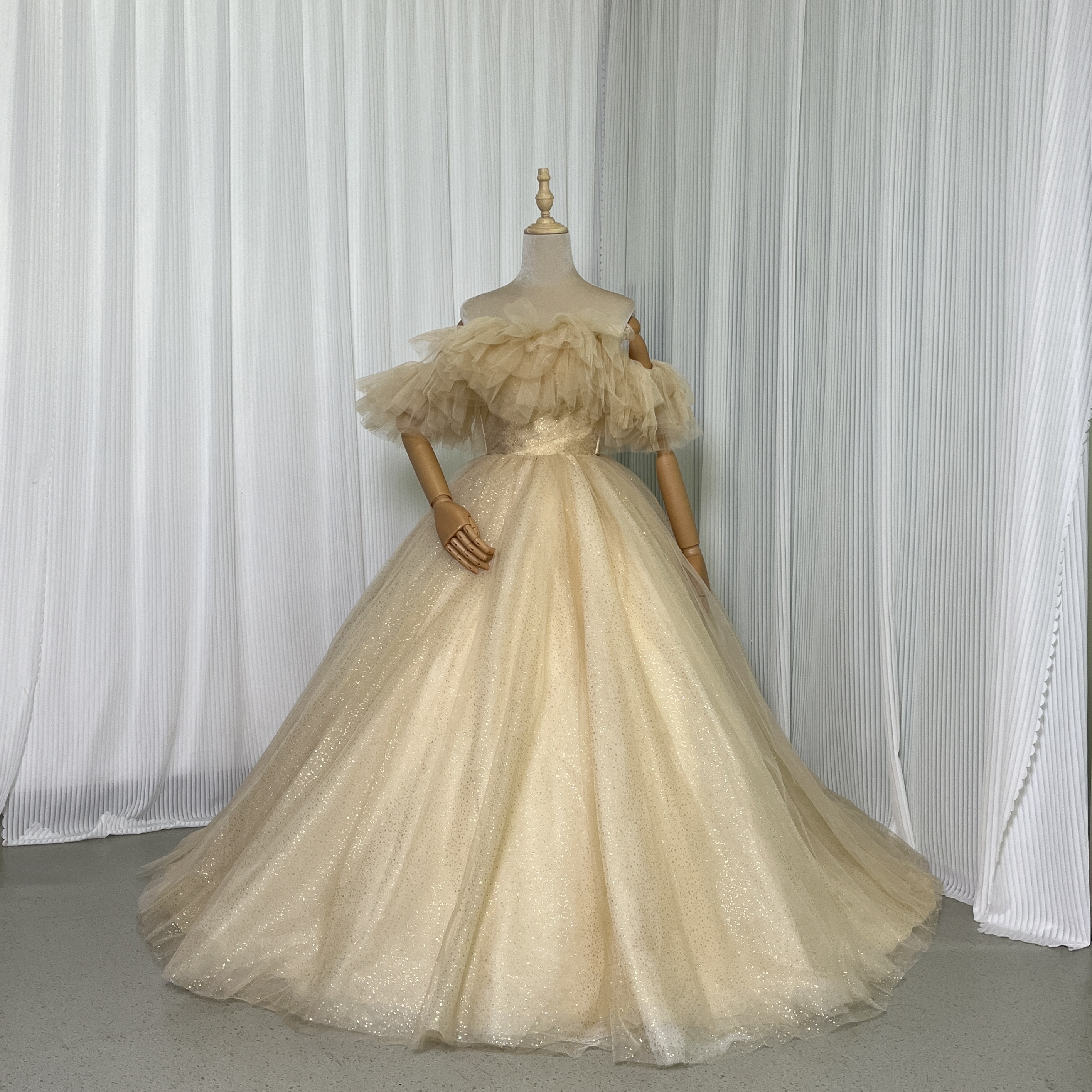 人気上昇！カラードレス シャンパン色 オフショルダー キラキラチュール パーティードレス 結婚式