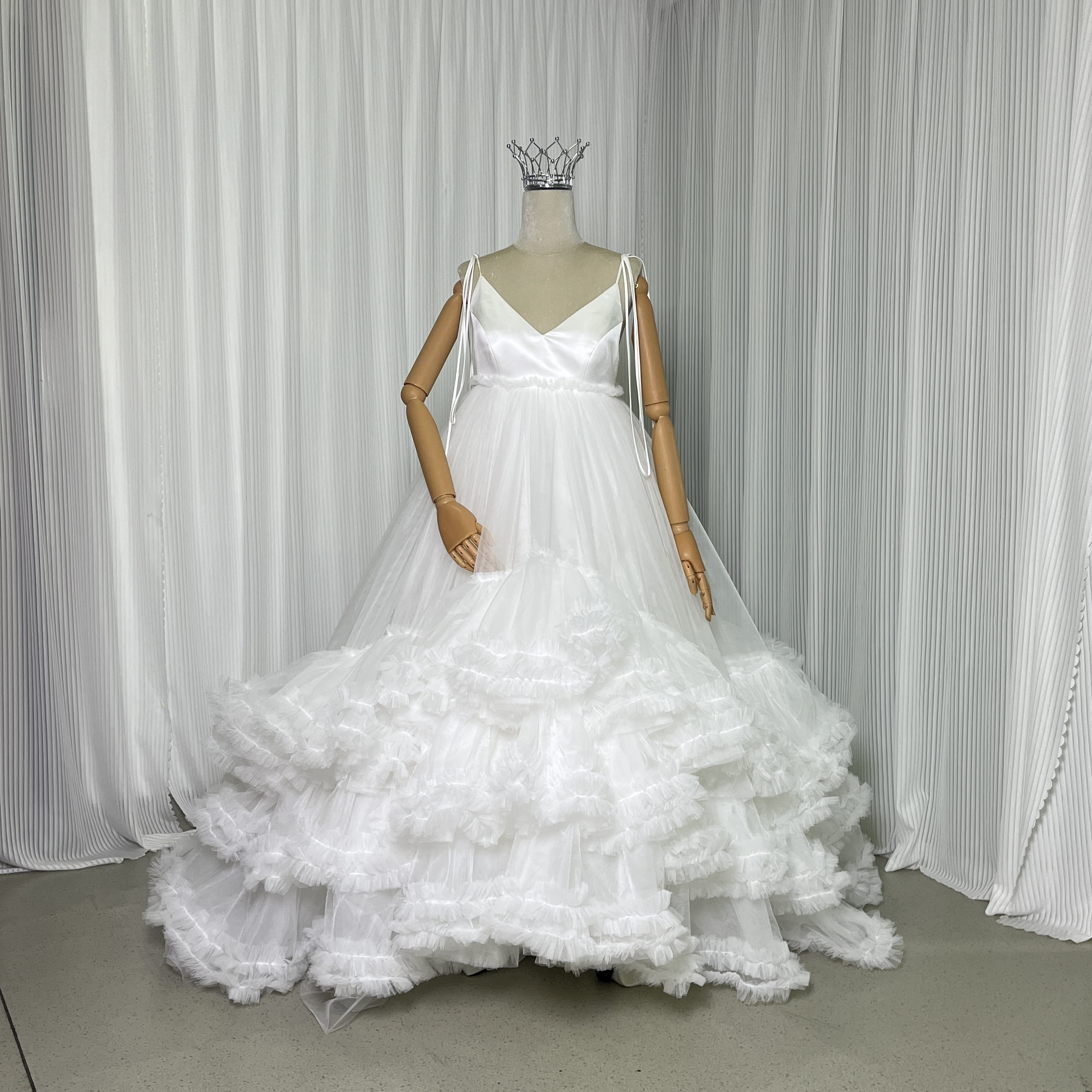 抜群のおしゃれ見え ウエディングドレス ラッフルフリル キャミソール ボリュームドレス 編み上げ 花嫁 前撮り