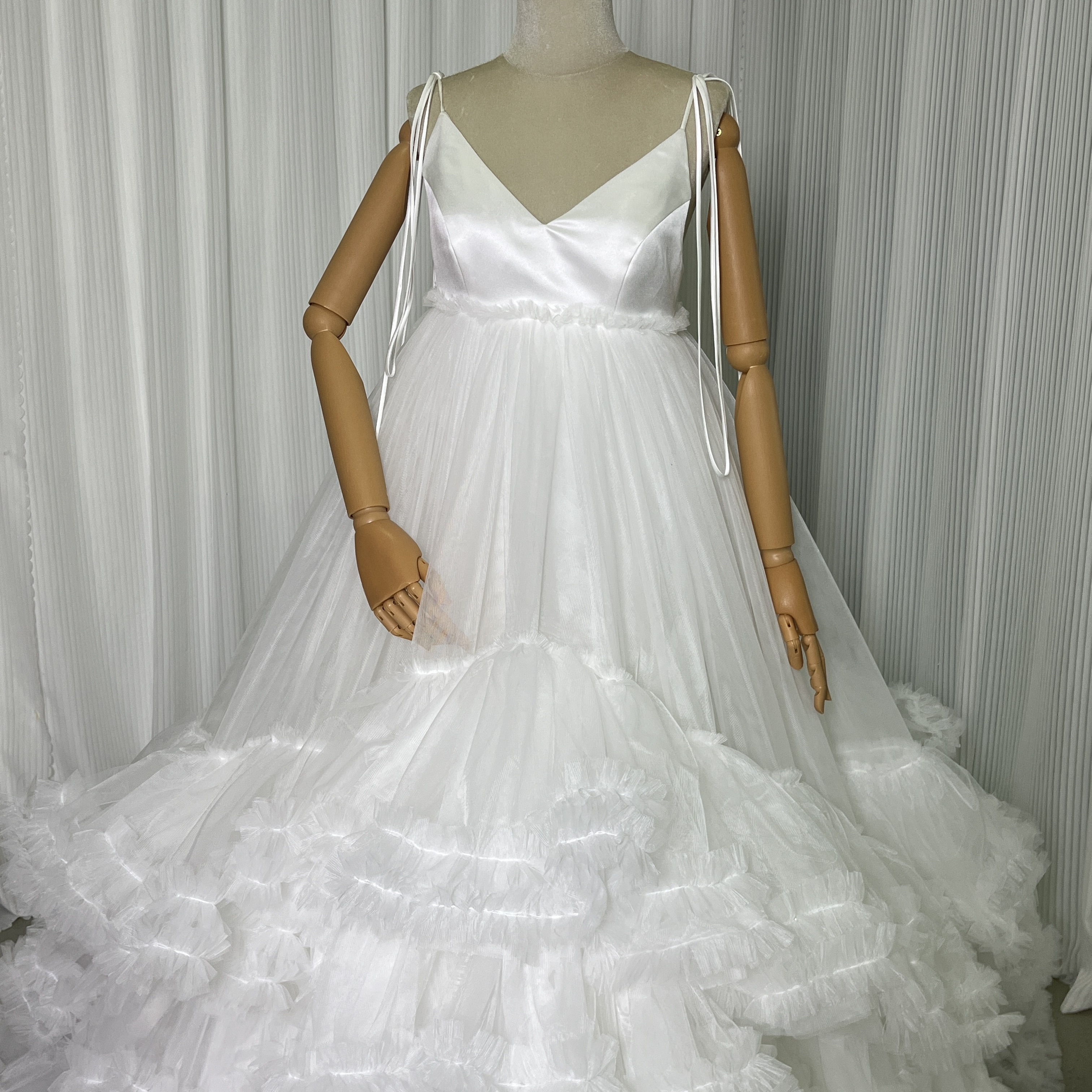 抜群のおしゃれ見え ウエディングドレス ラッフルフリル キャミソール ボリュームドレス 編み上げ 花嫁 前撮り