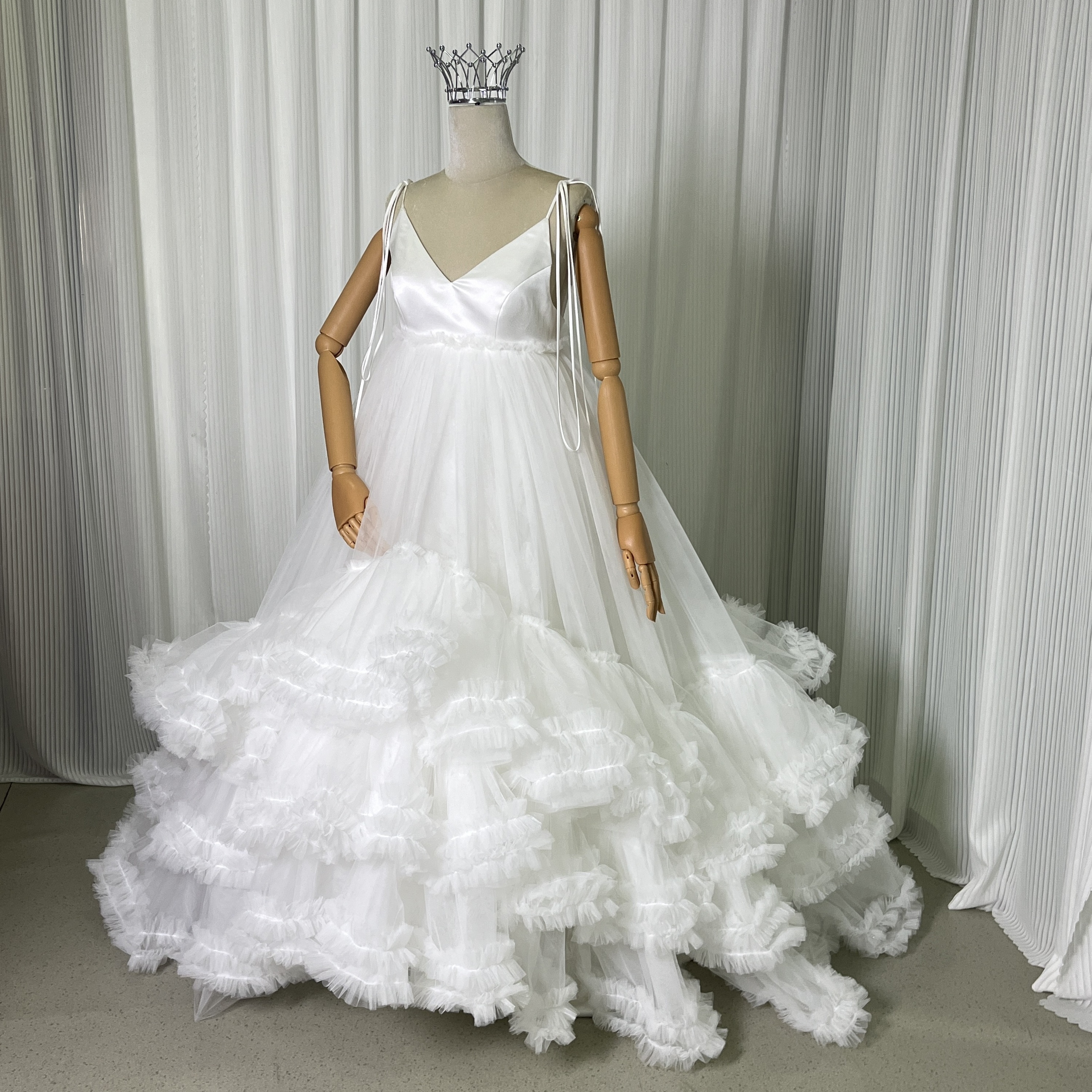 抜群のおしゃれ見え ウエディングドレス ラッフルフリル キャミソール ボリュームドレス 編み上げ 花嫁 前撮り