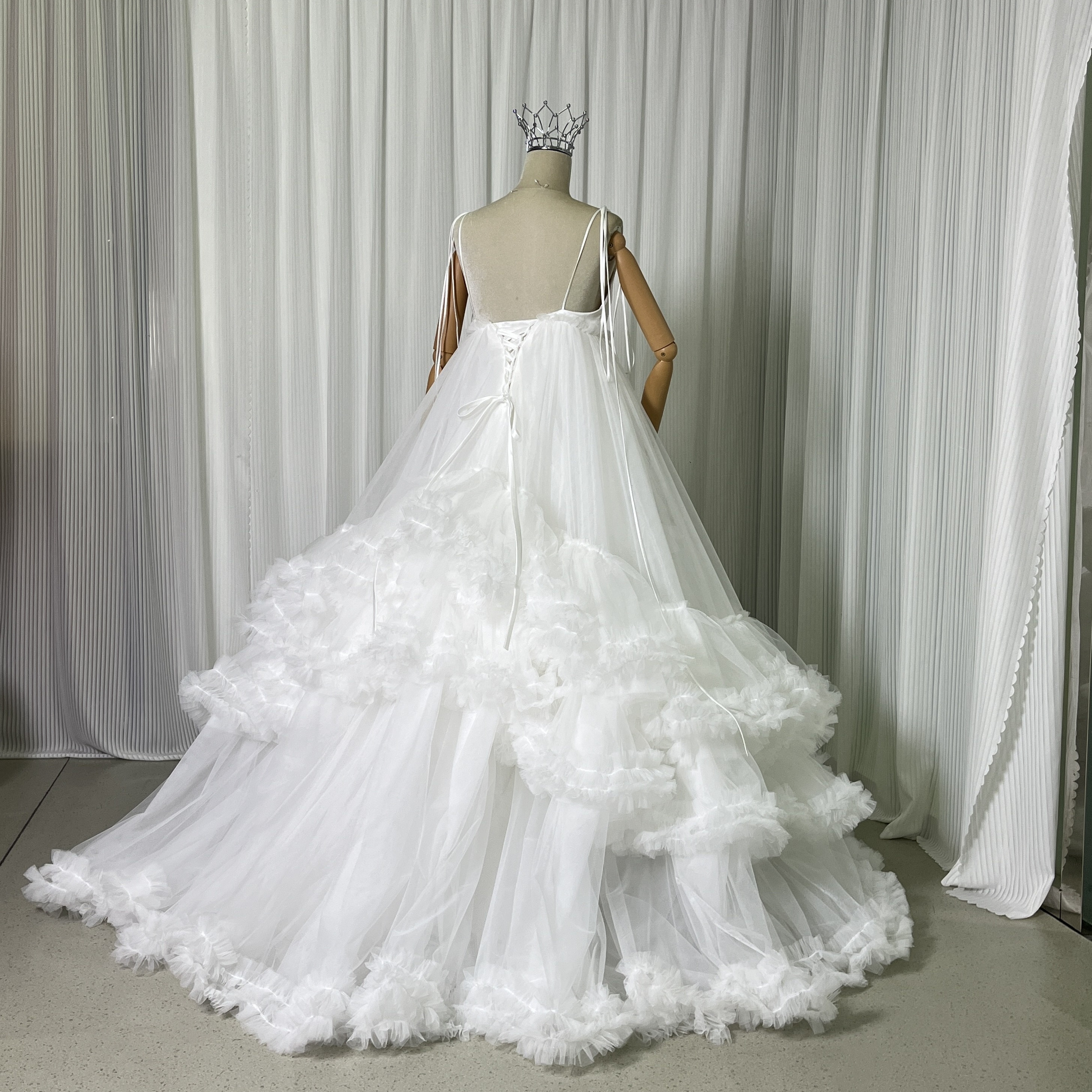 抜群のおしゃれ見え ウエディングドレス ラッフルフリル キャミソール ボリュームドレス 編み上げ 花嫁 前撮り