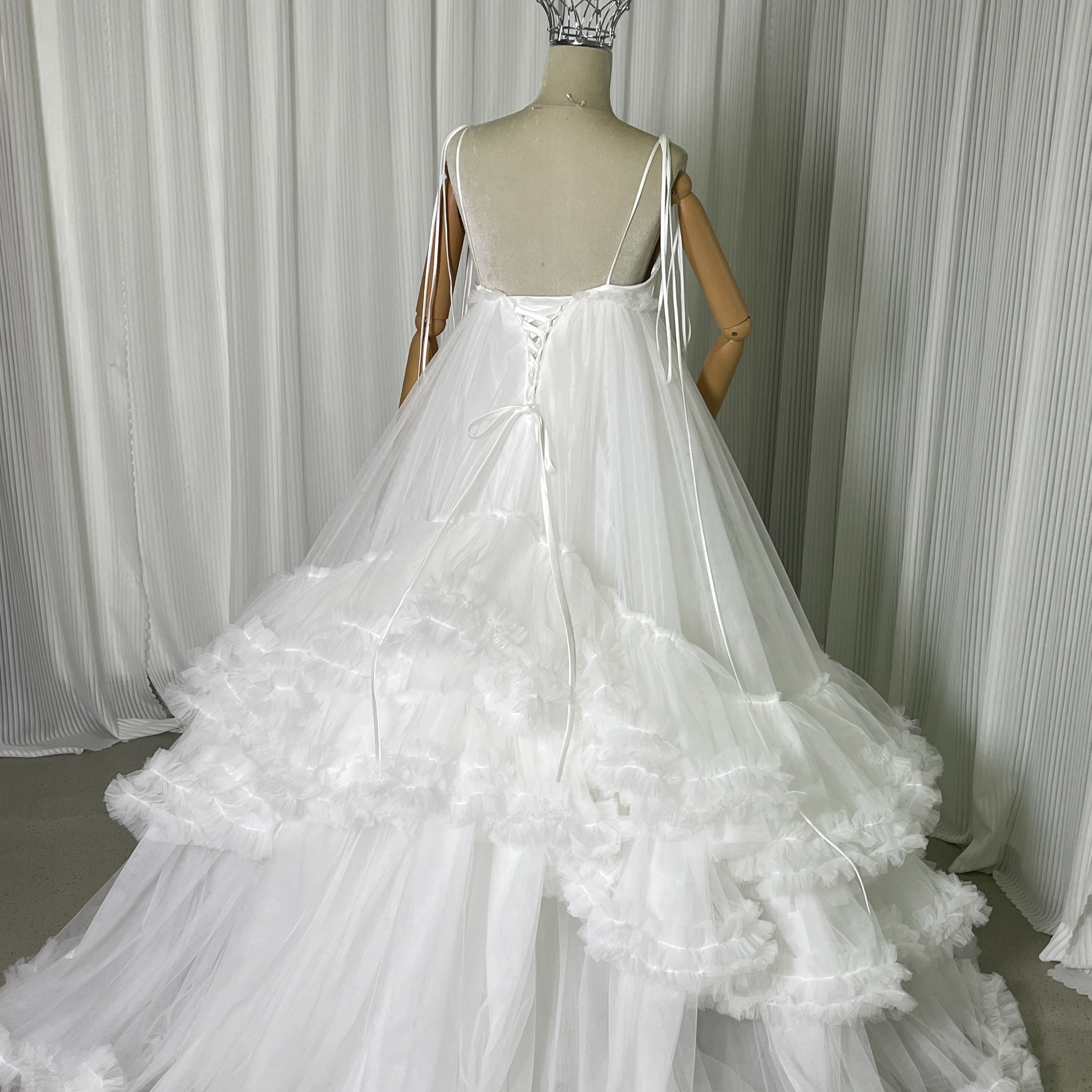 抜群のおしゃれ見え ウエディングドレス ラッフルフリル キャミソール ボリュームドレス 編み上げ 花嫁 前撮り