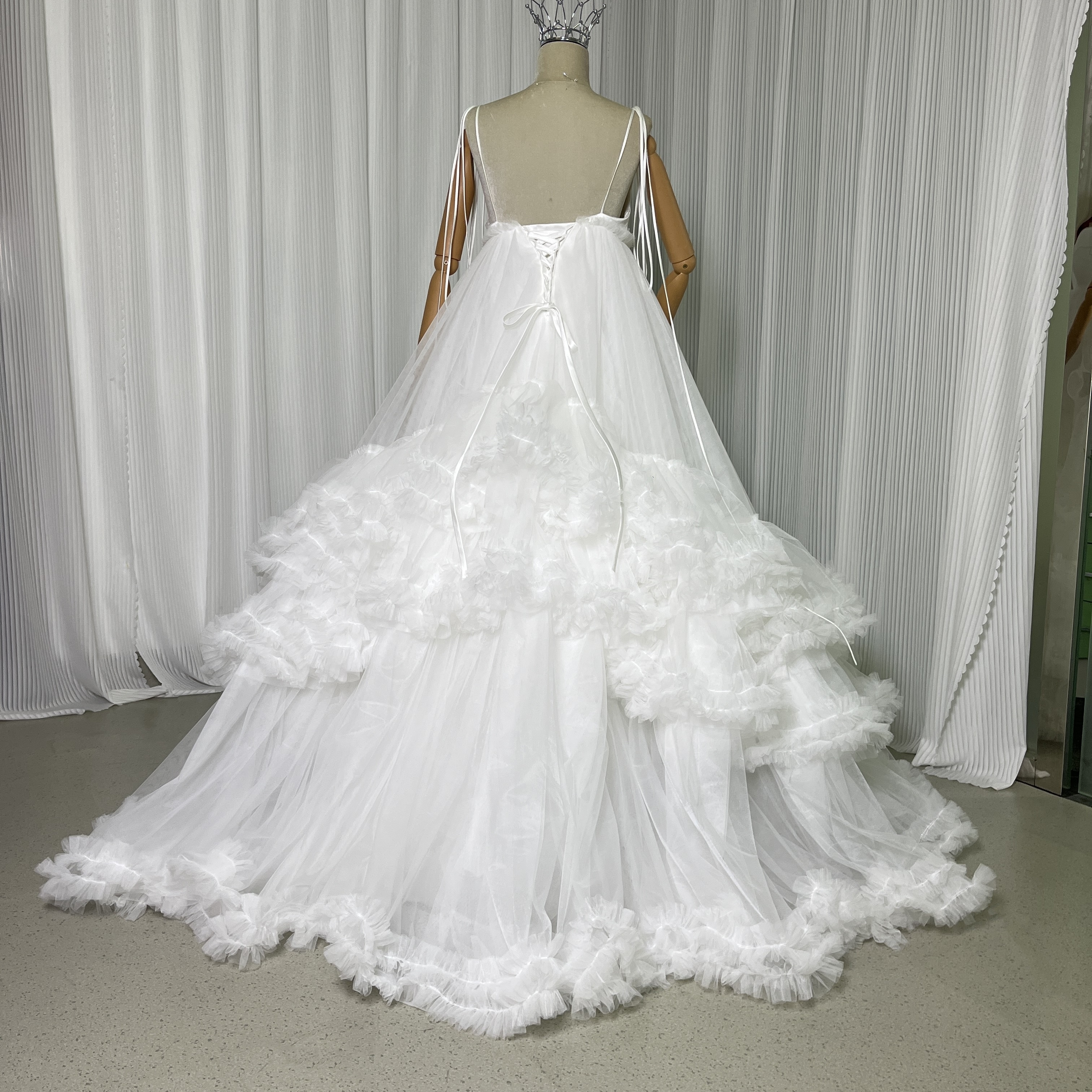 抜群のおしゃれ見え ウエディングドレス ラッフルフリル キャミソール ボリュームドレス 編み上げ 花嫁 前撮り